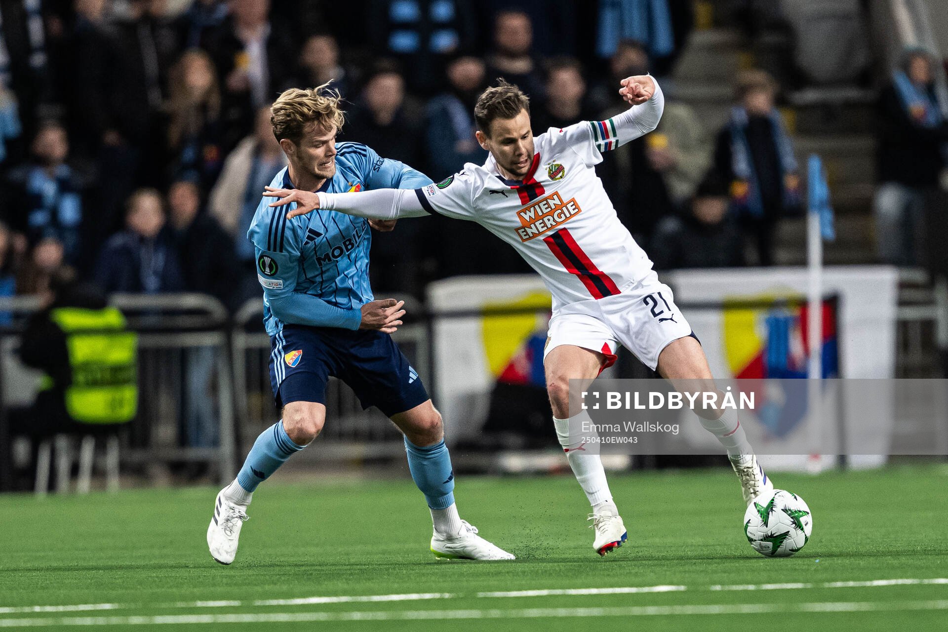 Hampus Finndell of Djurgården and Louis Schaub of Rapid