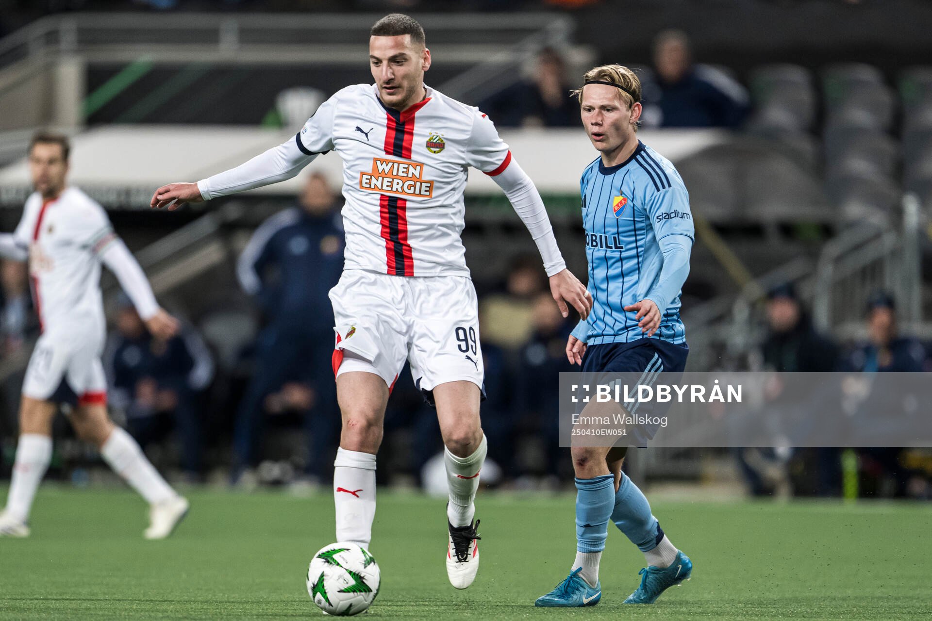 Ercan Kara of Rapid Wien and Tobias Gulliksen of Djurgården