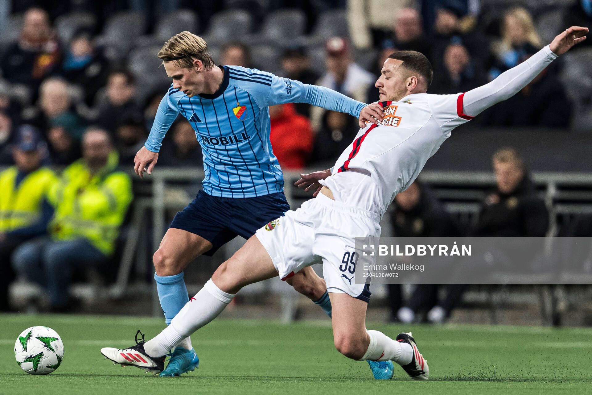 Tobias Gulliksen of Djurgården and Ercan Kara of Rapid Wien