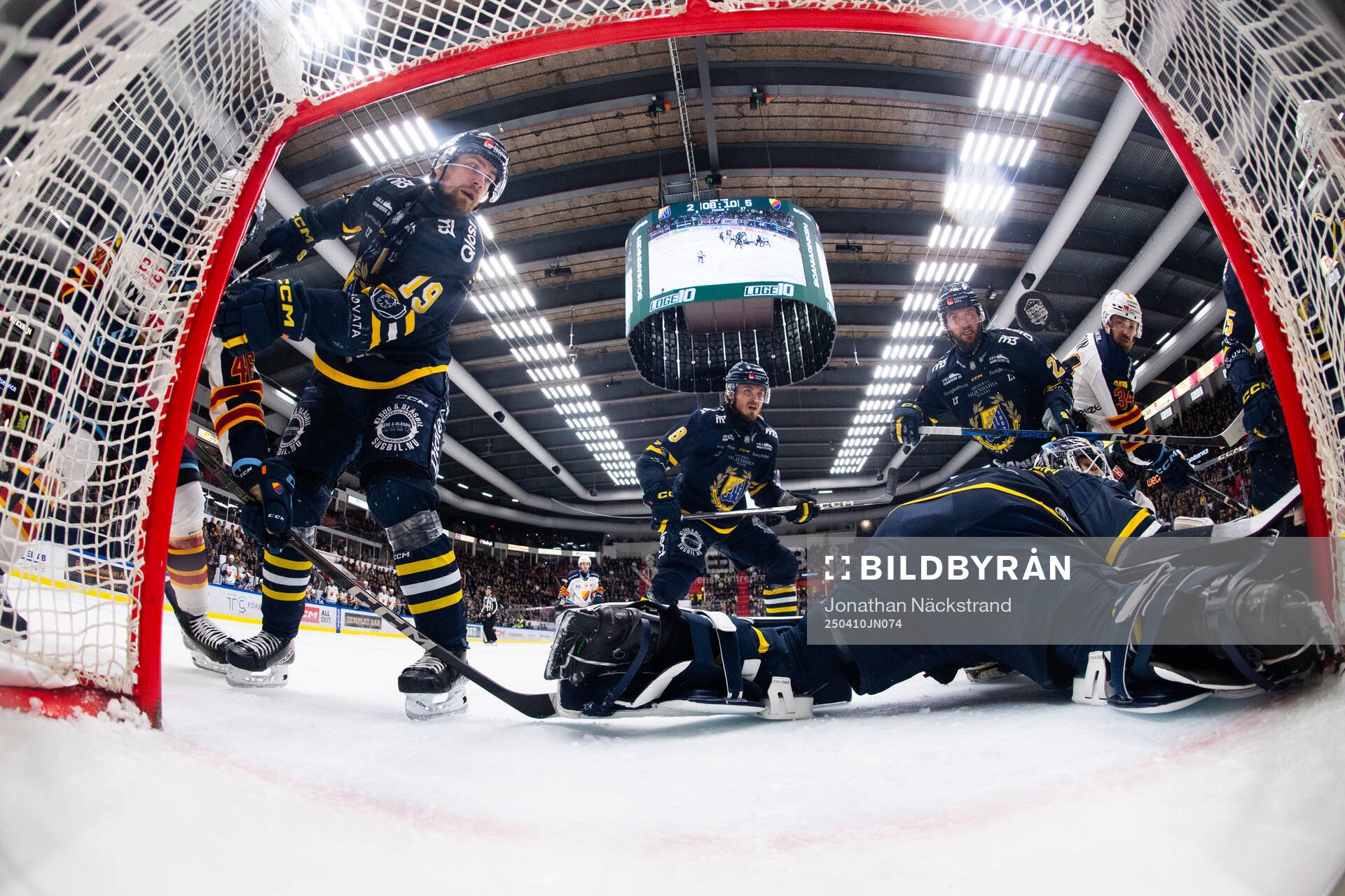 Södertäljes Hampus Harlestam försöker stoppa pucken