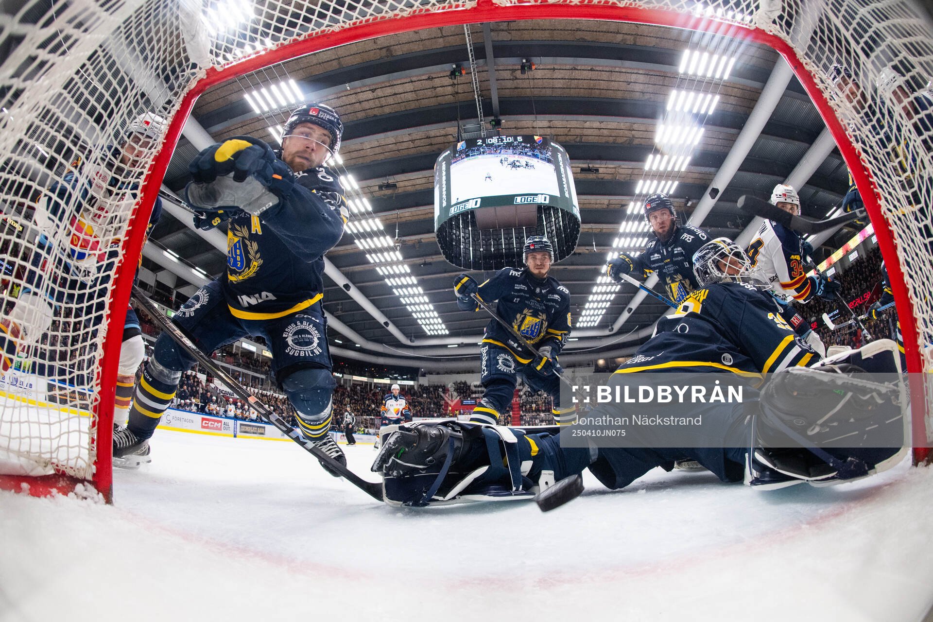 Södertäljes Hampus Harlestam försöker stoppa pucken
