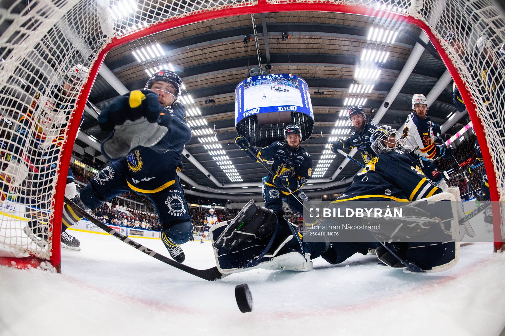Södertäljes Hampus Harlestam försöker stoppa pucken
