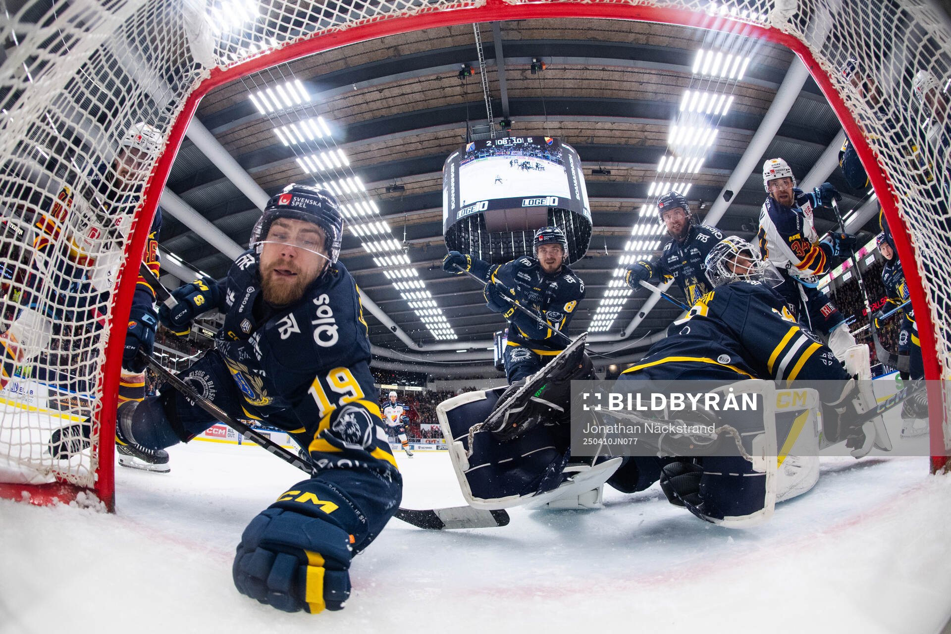 Södertäljes Hampus Harlestam försöker stoppa pucken