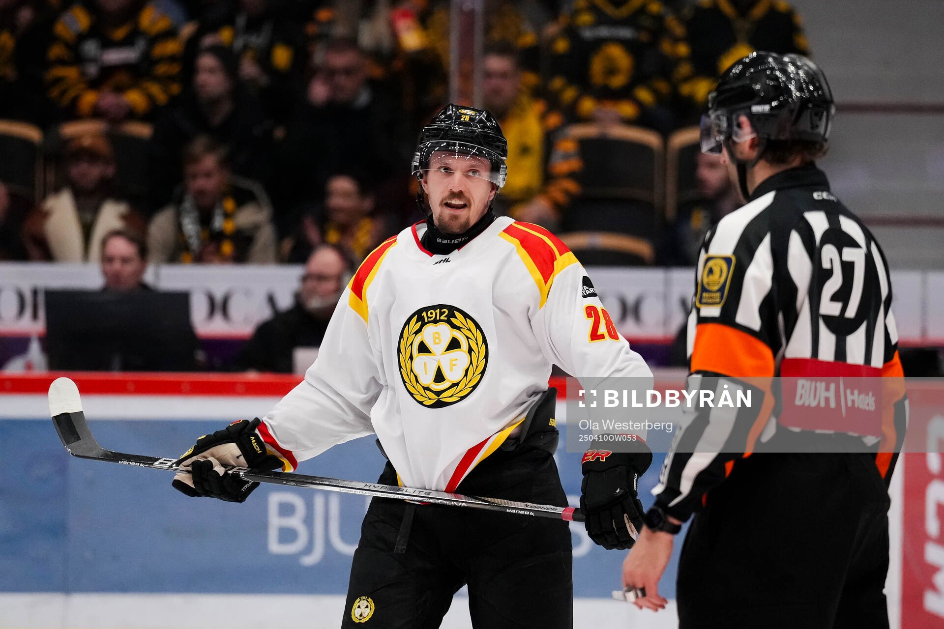 Brynäs Johannes Kinnvall och Domare Mikael Sjöqvist