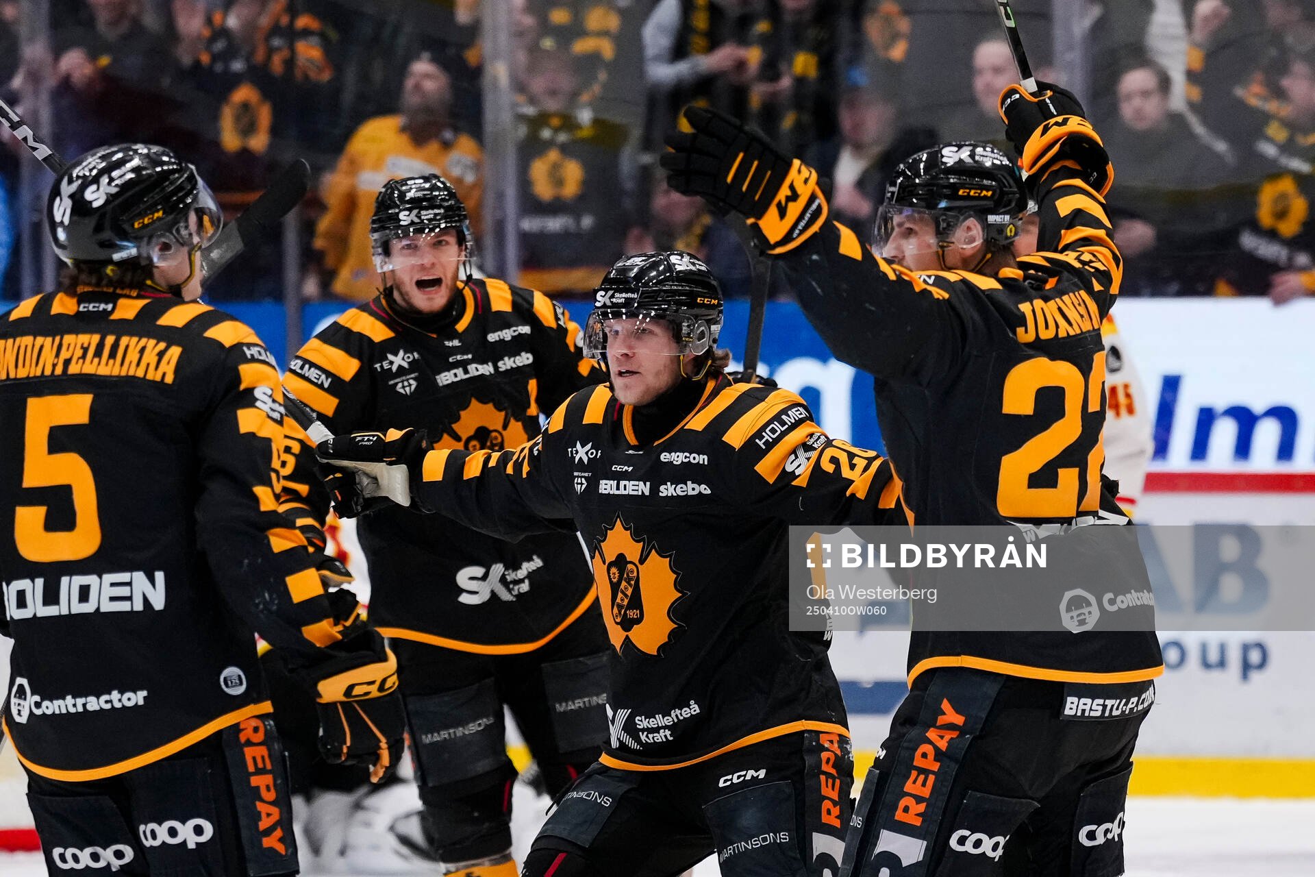 Skellefteås Anton Heikkinen och Jonathan Johnson jublar