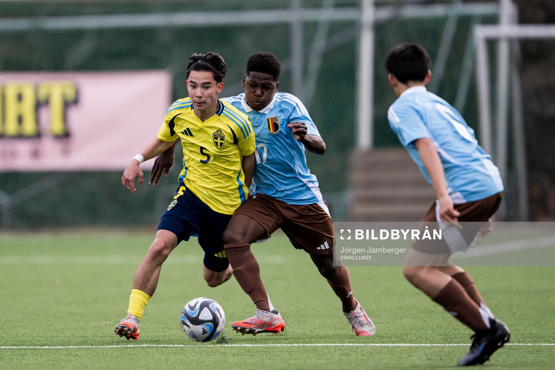 Arvid Bengtsson of Sweden and Joe-Gabriel Bakuna of Belgium during the under-17 Future team tournament football match between Sweden and Belgium on April 11, 2025 in Borås.