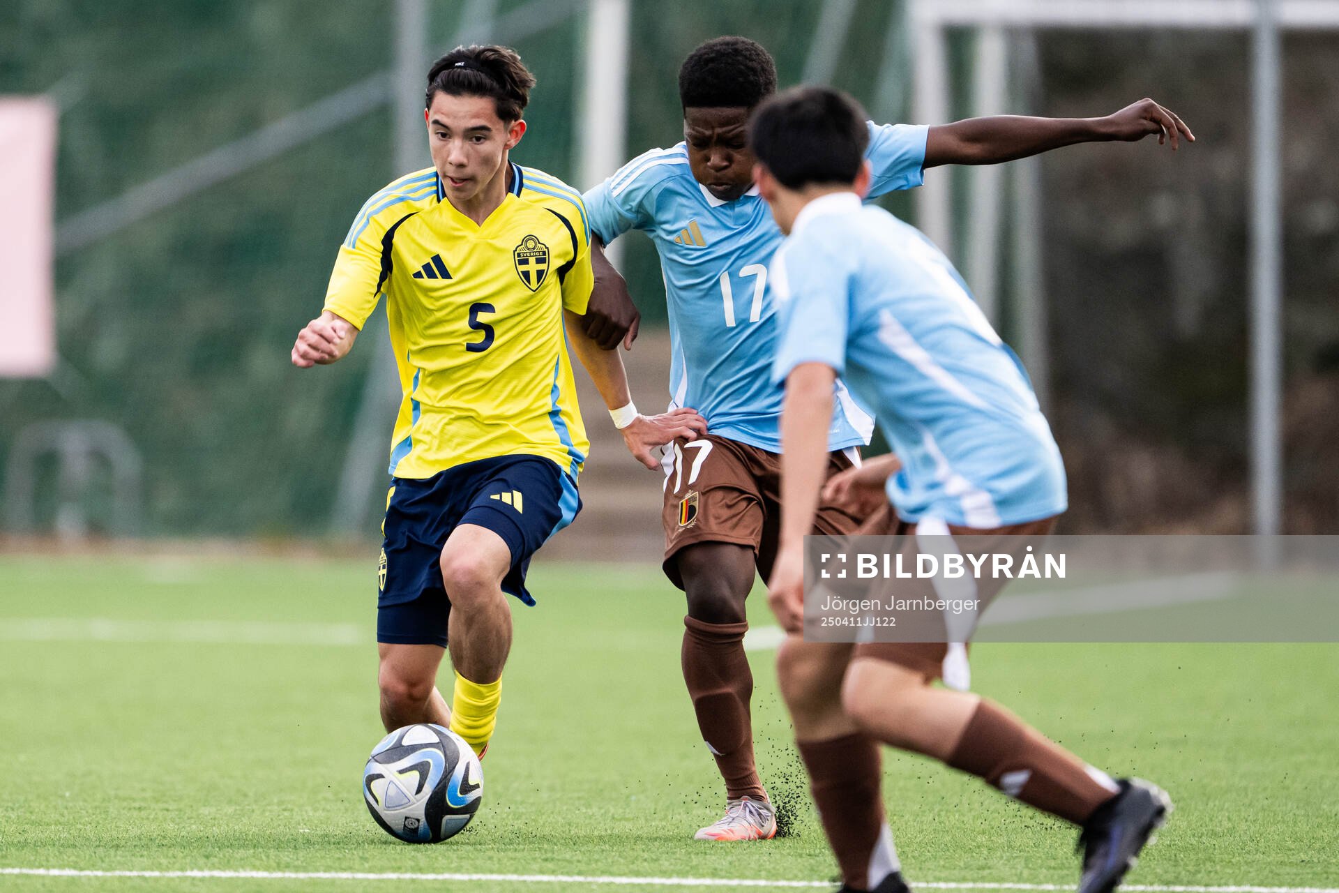 Arvid Bengtsson of Sweden and Joe-Gabriel Bakuna of Belgium during the under-17 Future team tournament football match between Sweden and Belgium on April 11, 2025 in Borås.