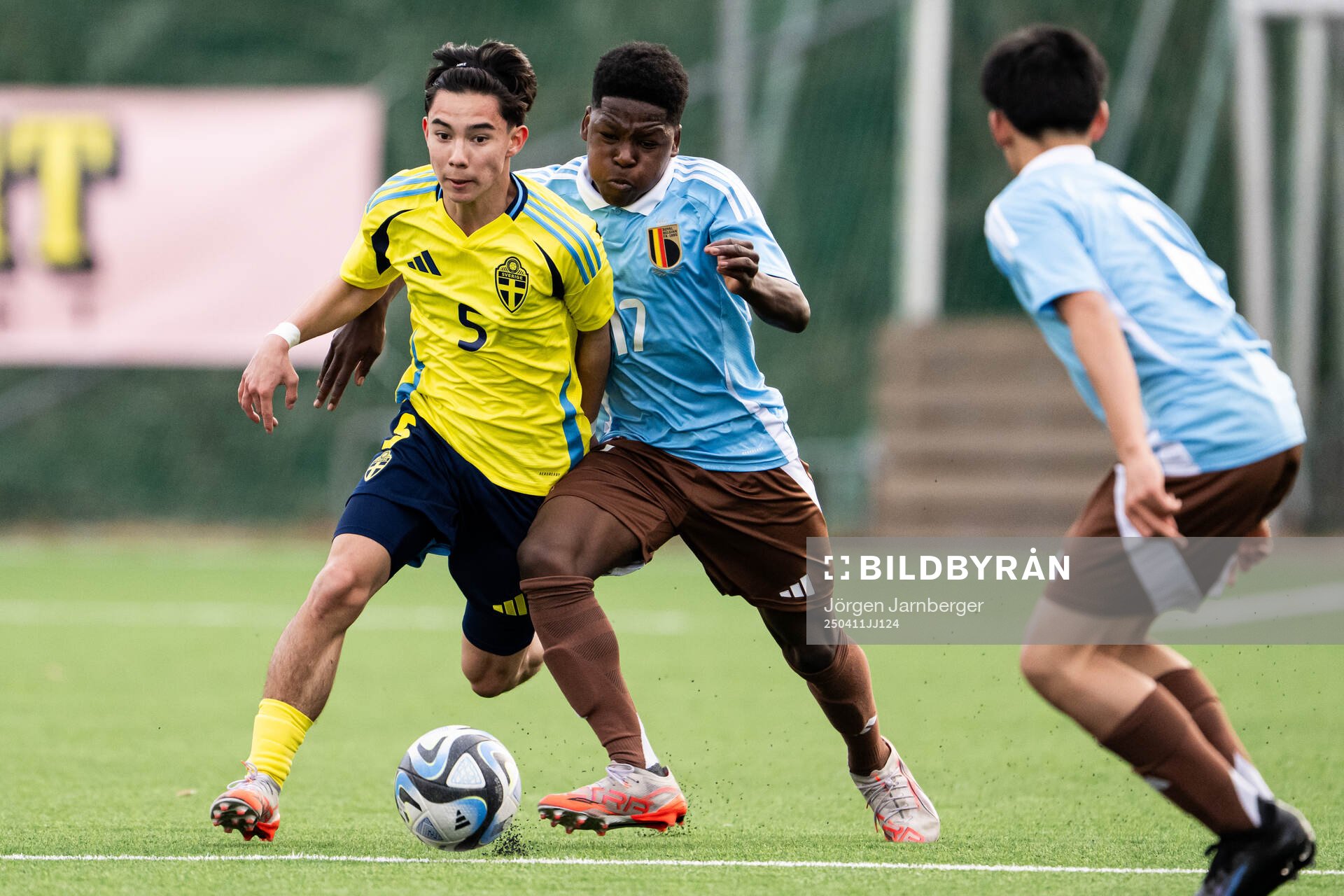Arvid Bengtsson of Sweden and Joe-Gabriel Bakuna of Belgium during the under-17 Future team tournament football match between Sweden and Belgium on April 11, 2025 in Borås.