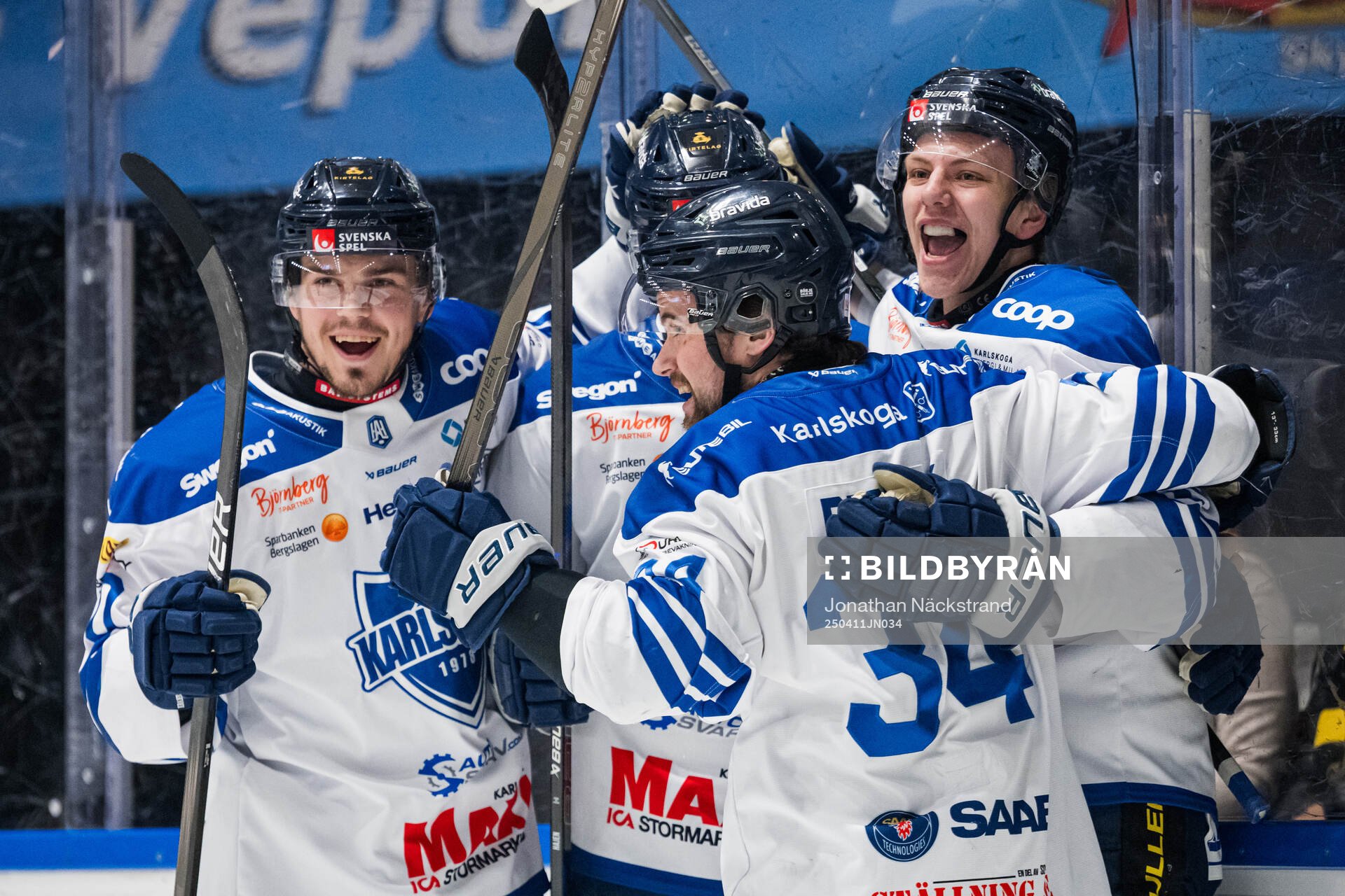 Karlskogas Jack Berglund jublar med lagkamrater