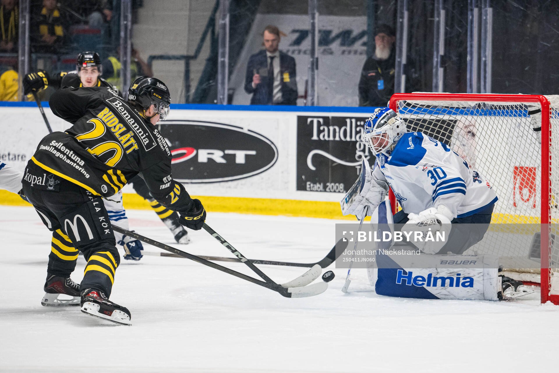 AIKs Rasmus Rudslätt och Karlskogas målvakt Samuel Jonsson