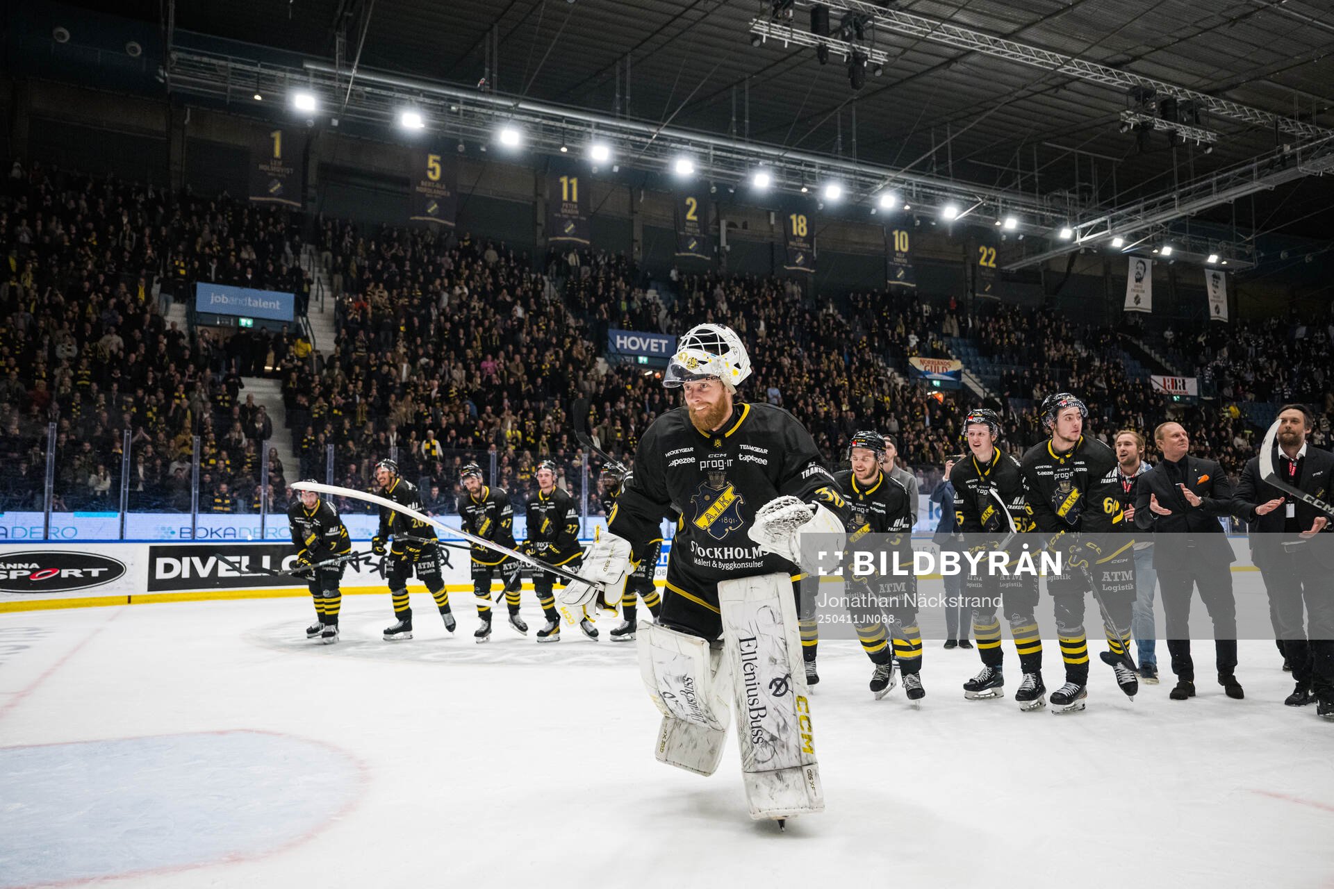 AIKs målvakt Victor Brattström jublar