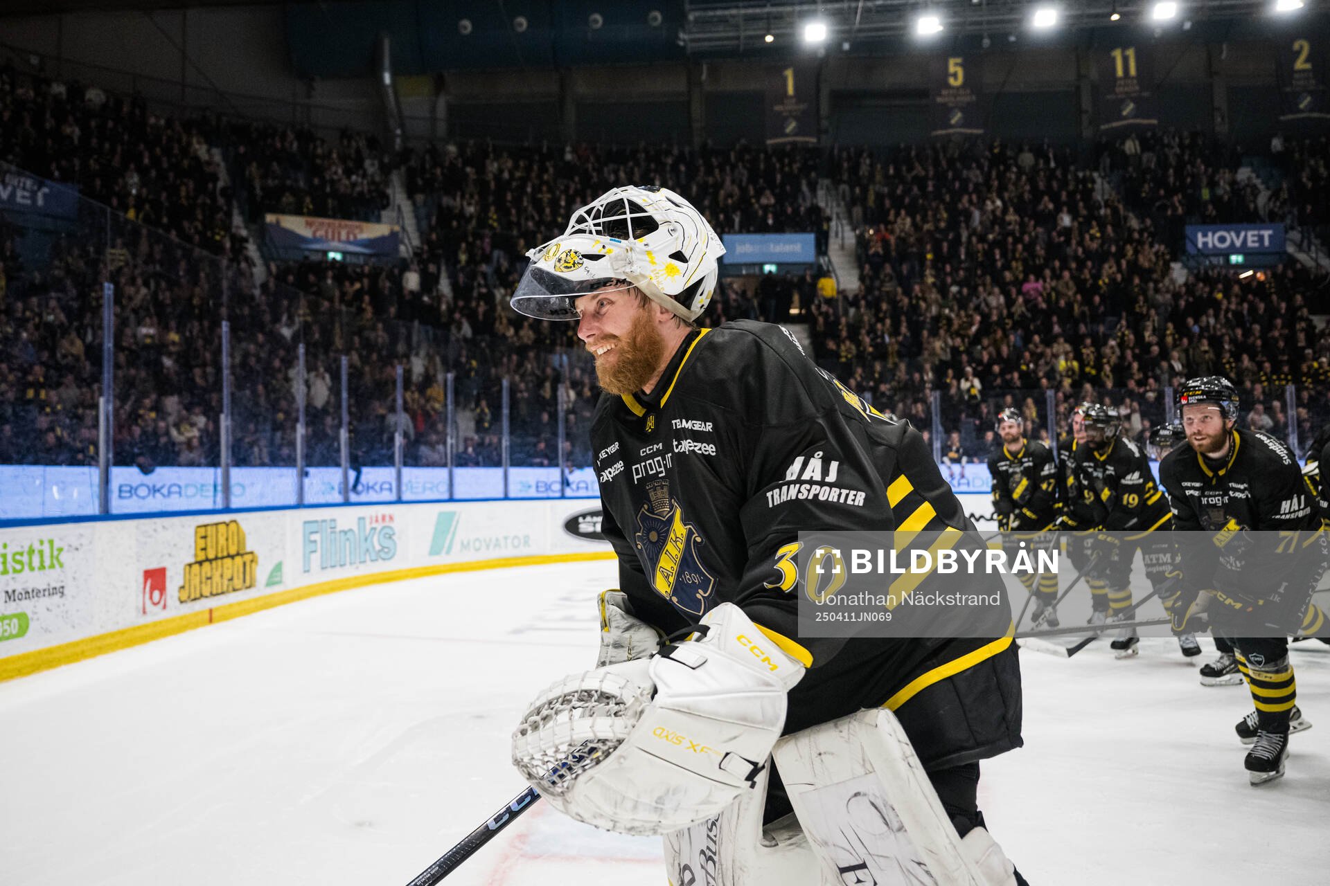 AIKs målvakt Victor Brattström jublar