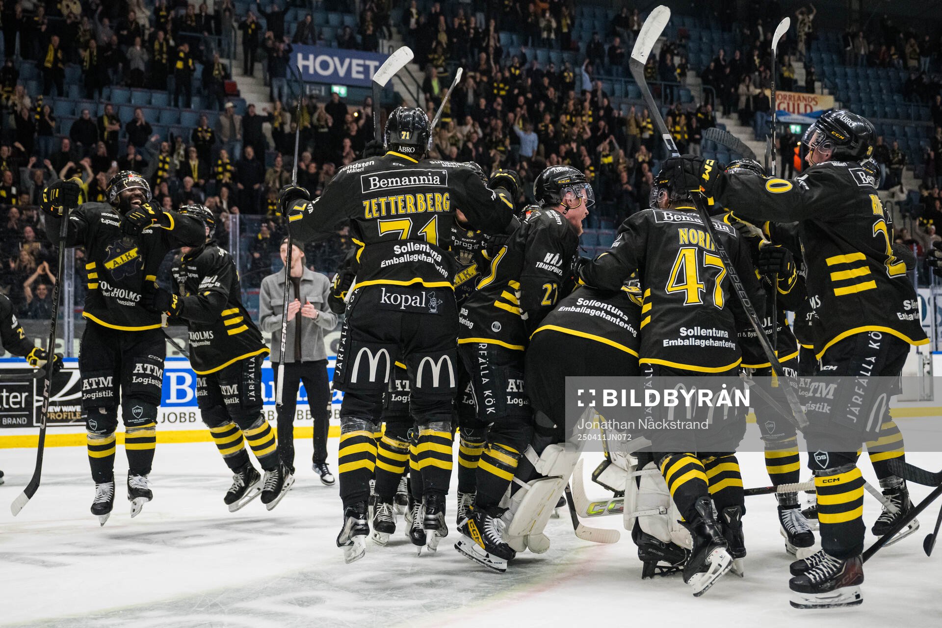 AIKs spelare jublar