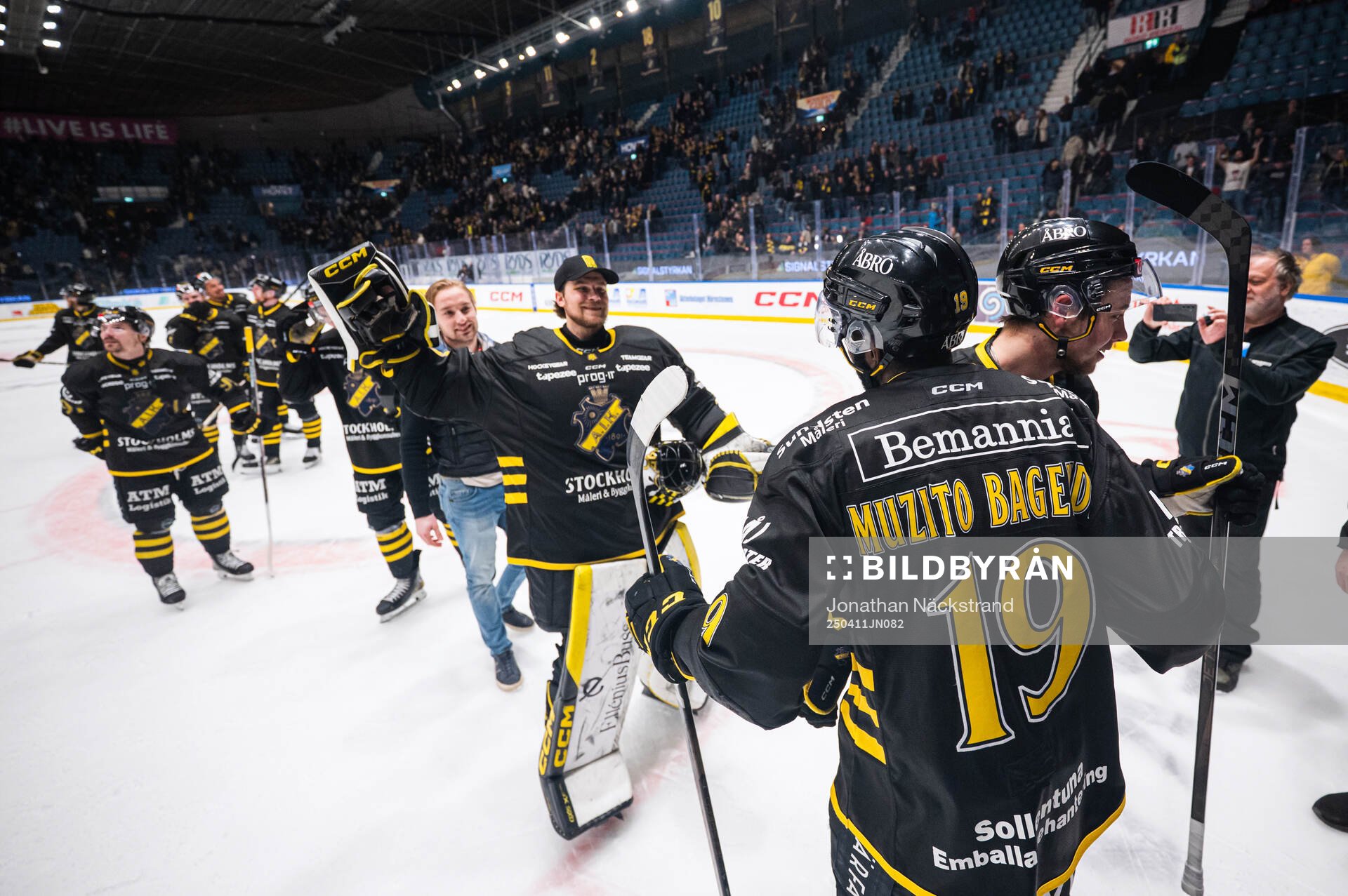AIKs Daniel Muzito Bagenda jublar med lagkamrater