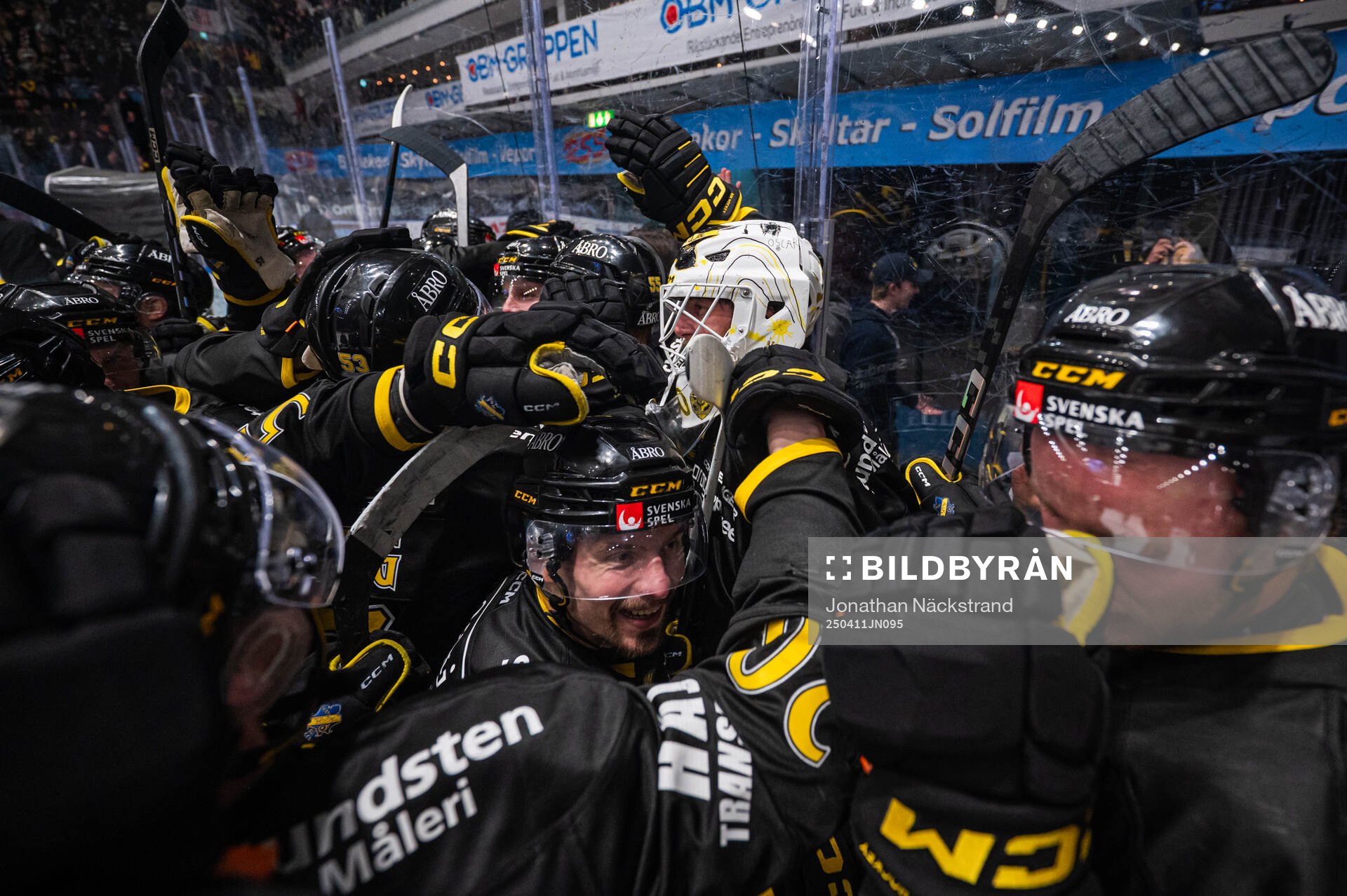 AIKs spelare jublar med målvakt Victor Brattström