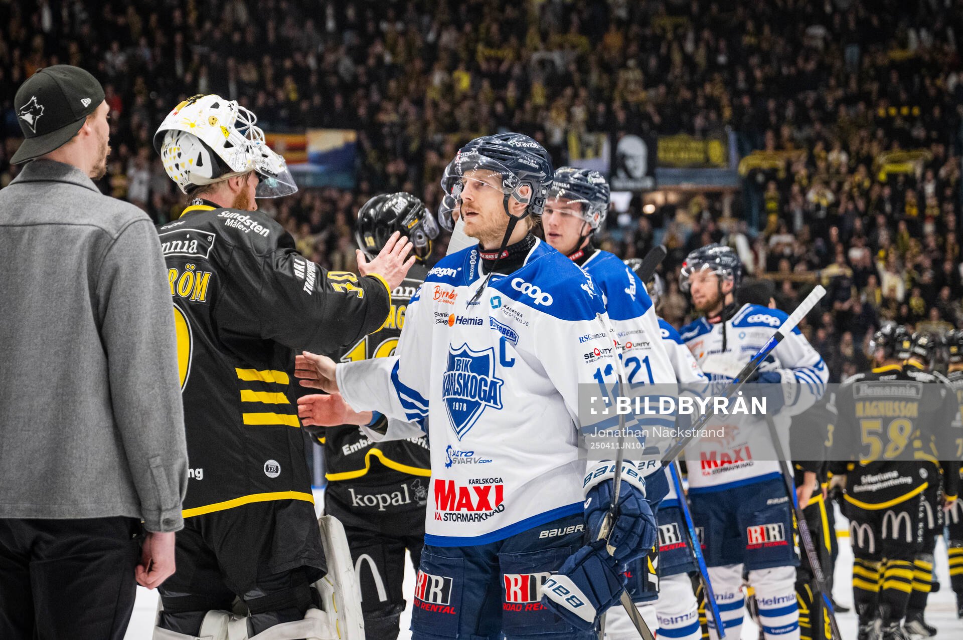 AIKs målvakt Victor Brattström och Karlskogas Gustaf