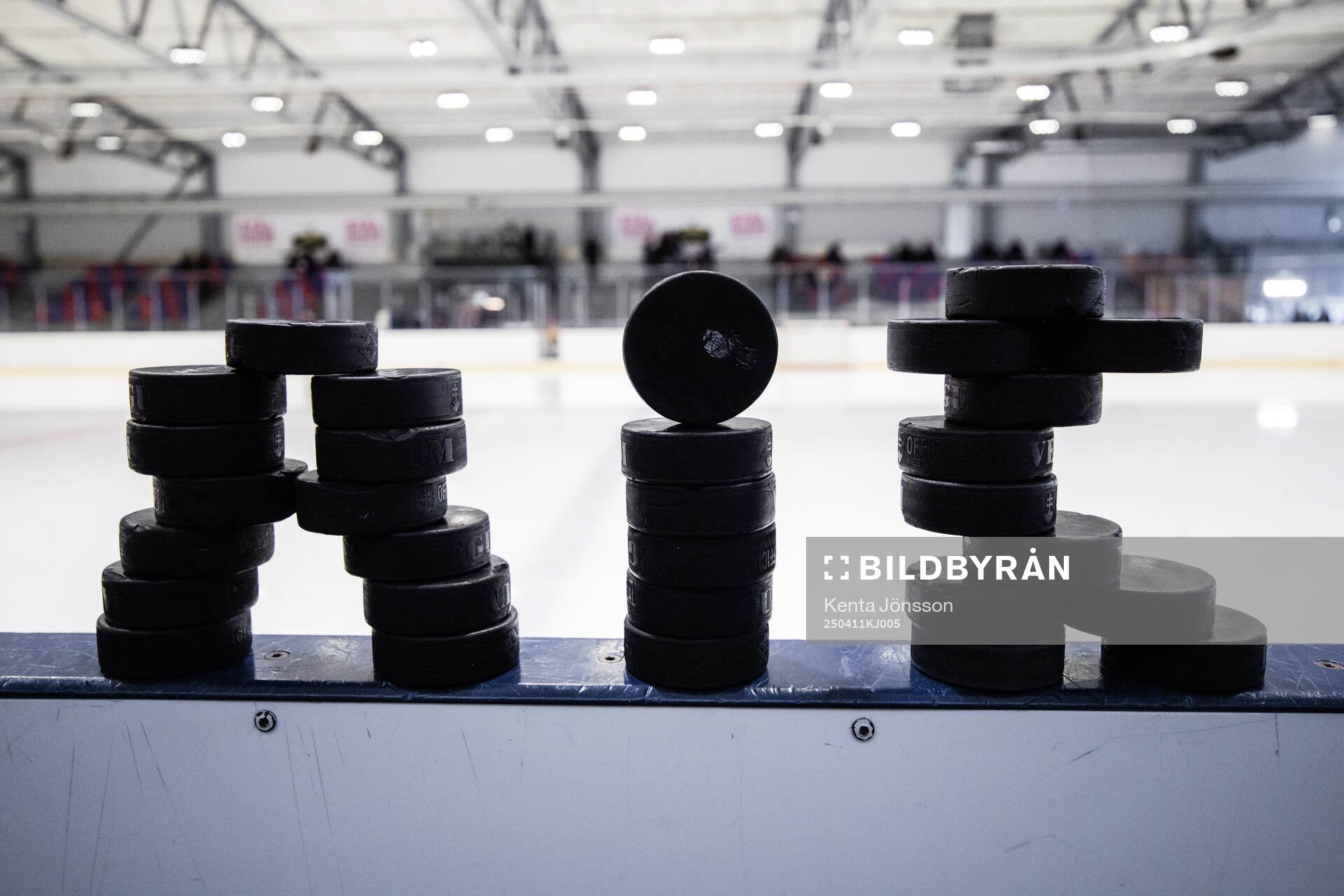 Puckar staplade till namnet AIK vid Skellefteås bås