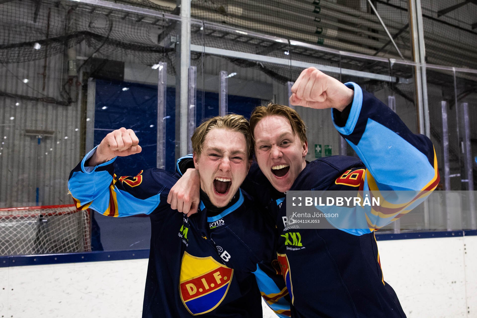 Djurgårdens Wilson Björck och Melvin Wersäll jublar