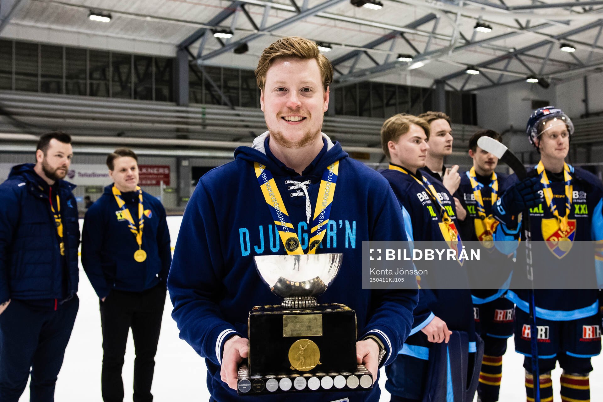 Djurgårdens materialförvaltare Jack Uhrström jublar med