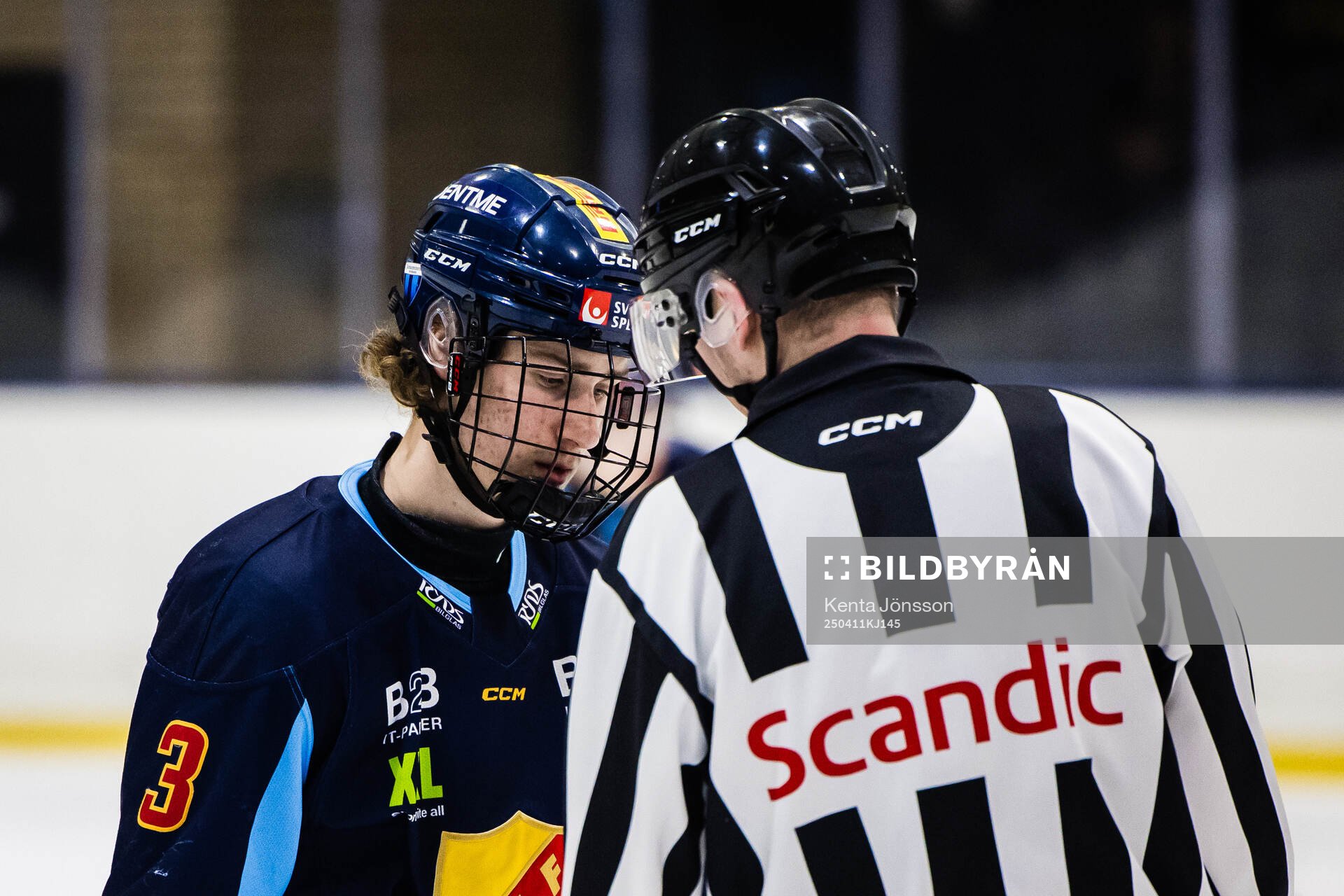 Djurgårdens Eric Nilson i samtal med linjedomare