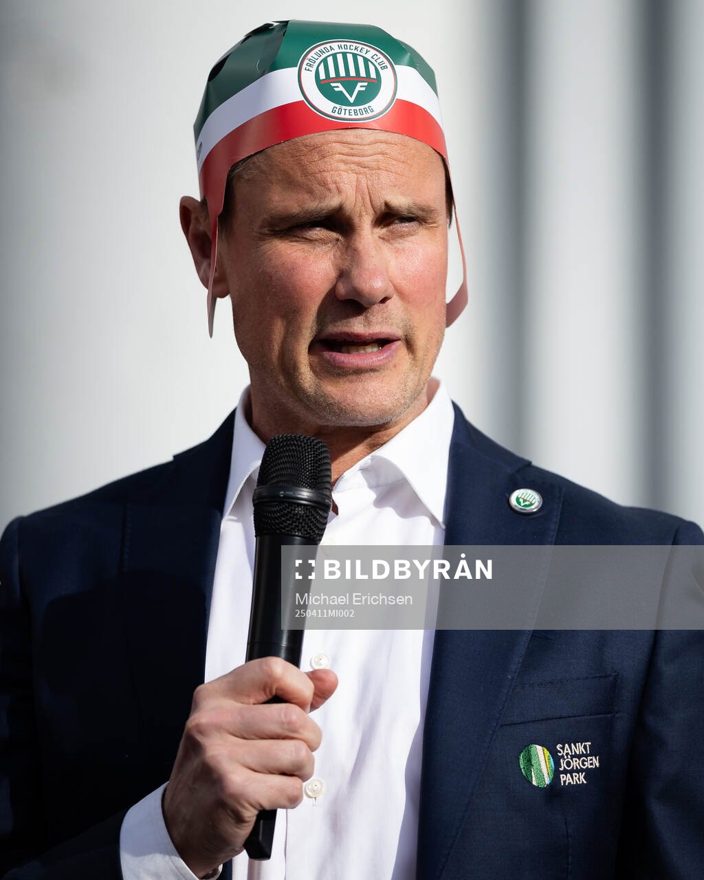Frölundas tränare Roger Rönnberg pratar med supportrar