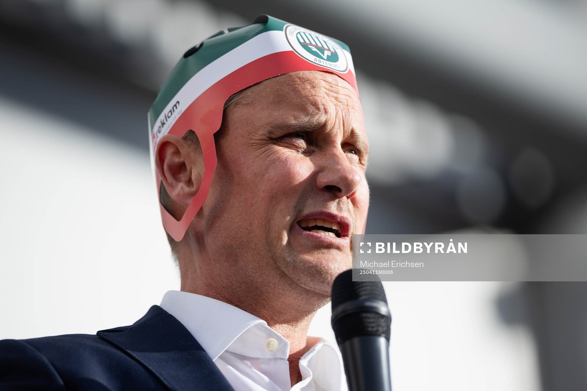 Frölundas tränare Roger Rönnberg pratar med supportrar