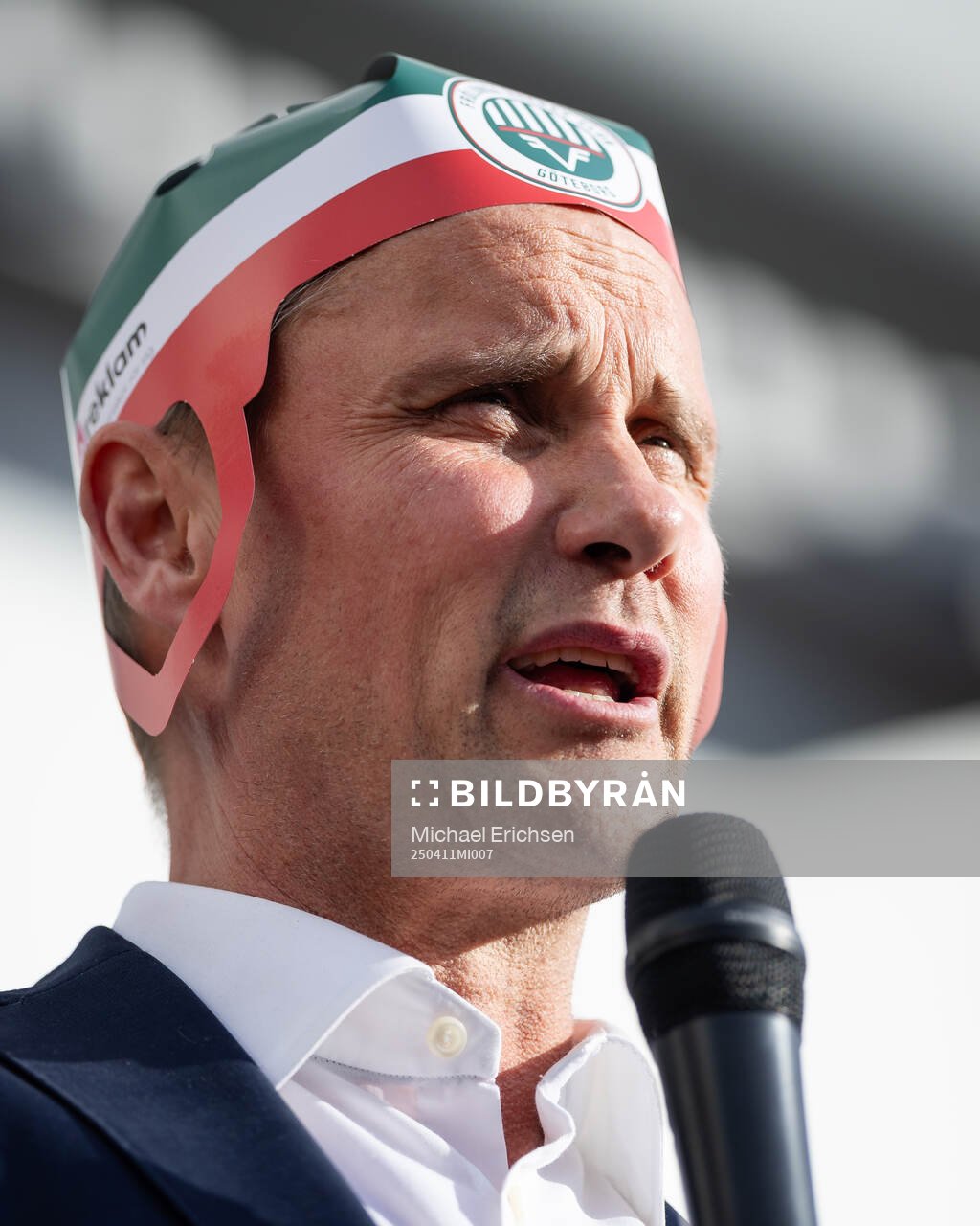Frölundas tränare Roger Rönnberg pratar med supportrar