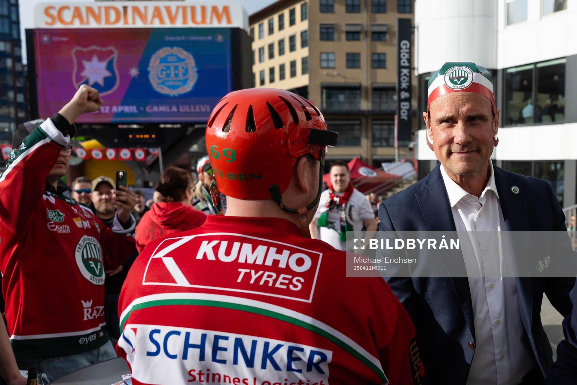 Frölundas tränare Roger Rönnberg pratar med supportrar