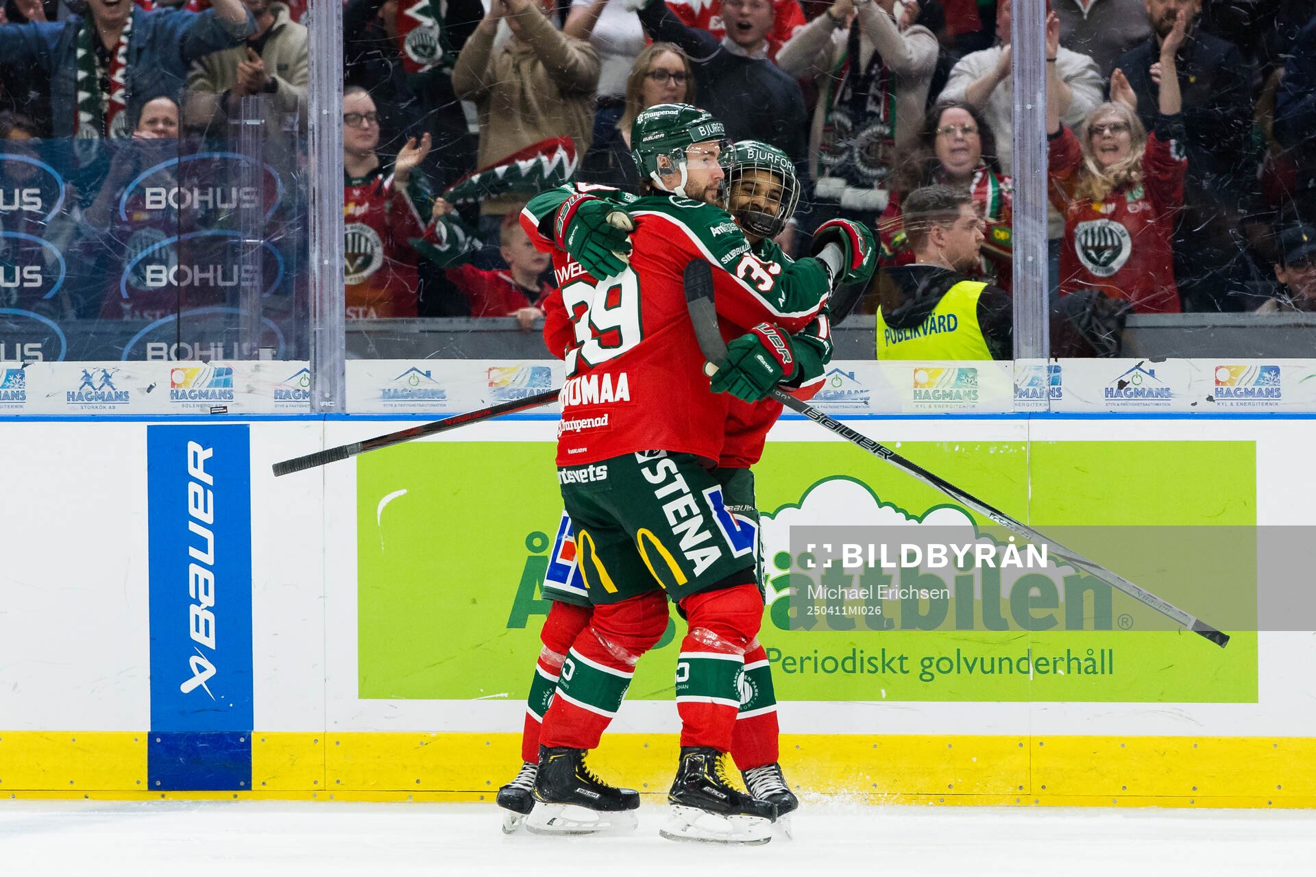 Frölundas Mikael Ruohomaa och Max Westergård jublar