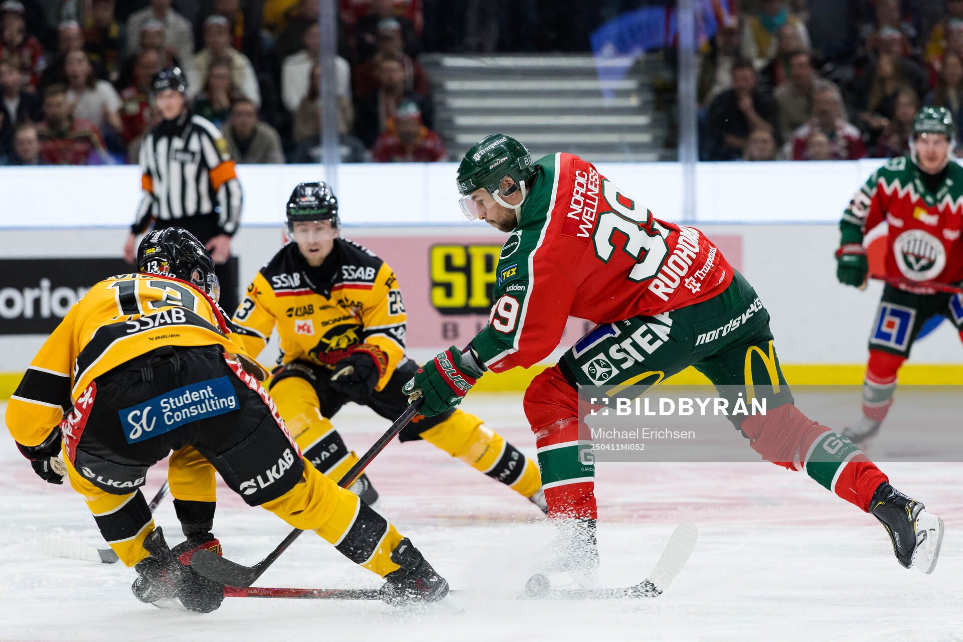 Luleås Eetu Koivistoinen och Frölundas Mikael Ruohomaa