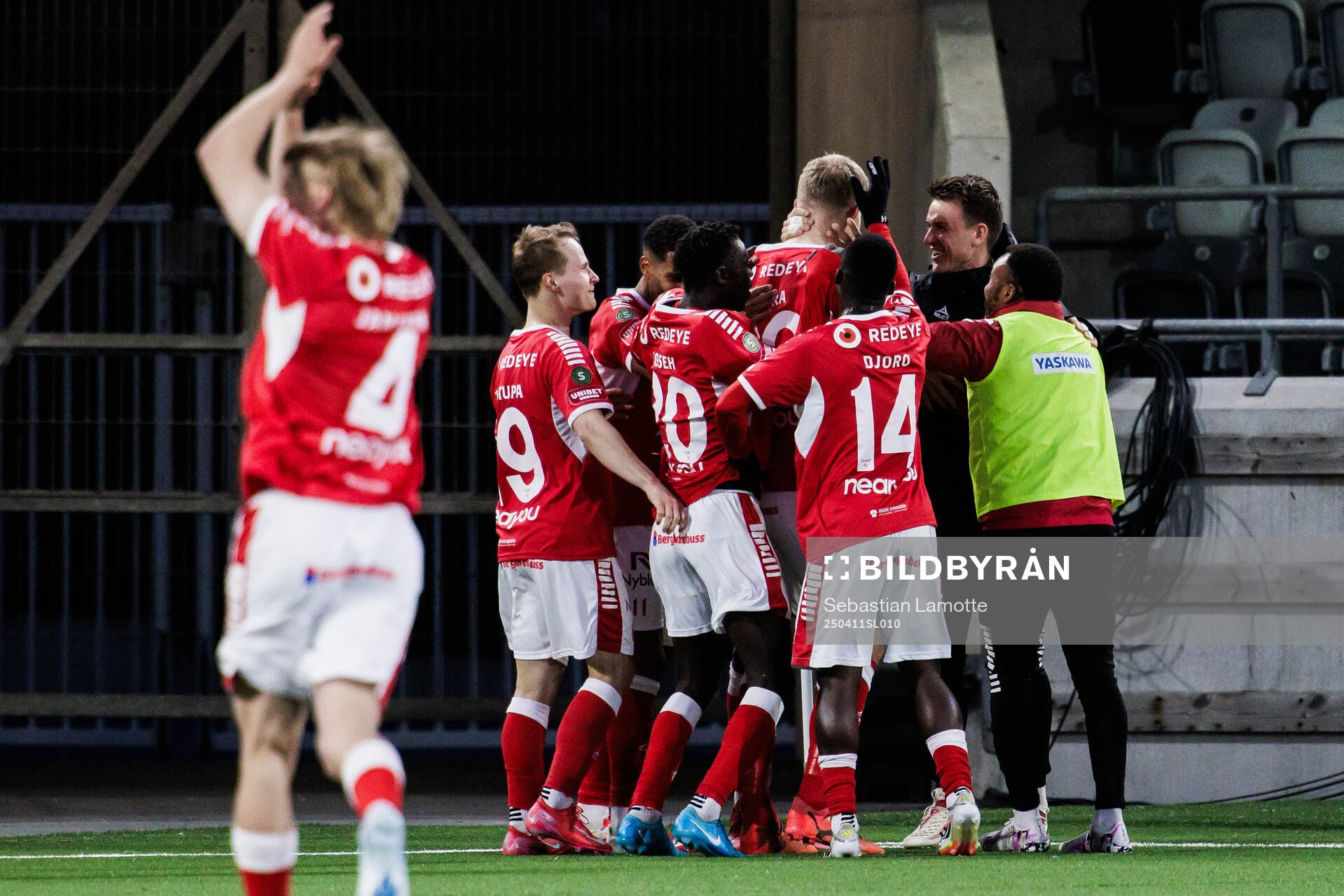 Kalmars Lars Sætra jublar med lagkamrater