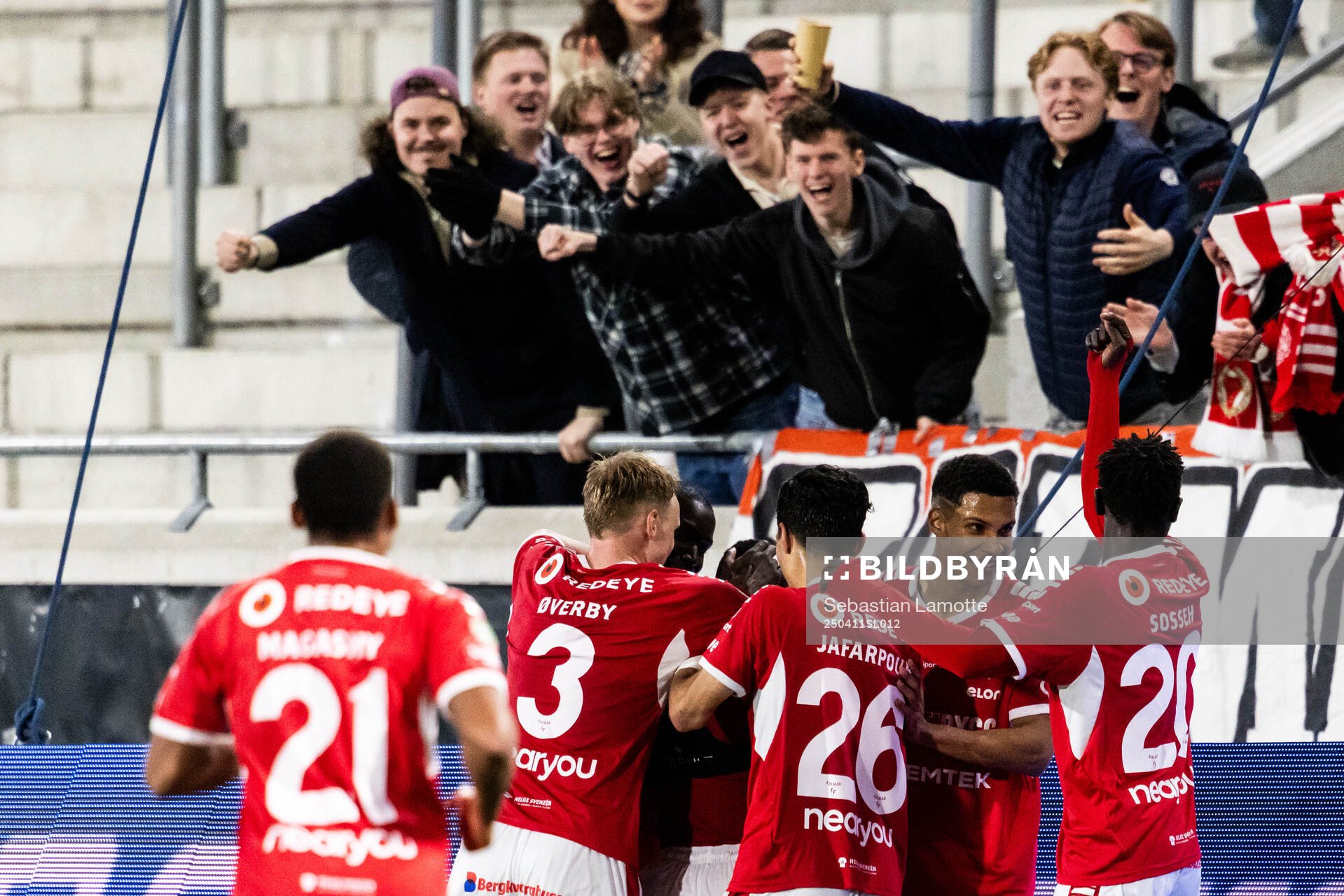Kalmars Awaka Franck Aurelien Djoro jublar med lagkamrater