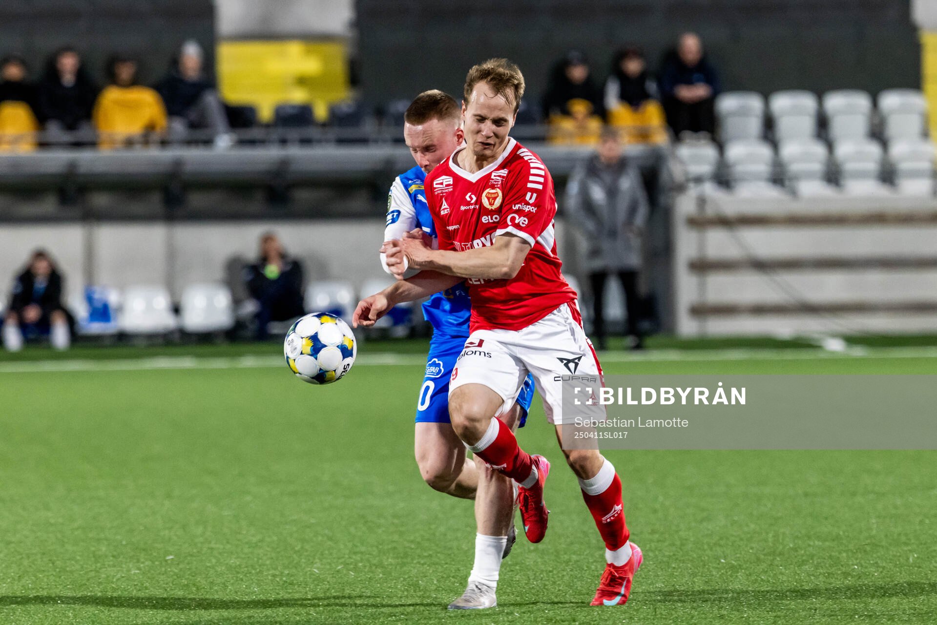 Oddevolds Adam Engelbrektsson och Kalmars Saku Ylätupa under fotbollsmatchen i Superettan mellan Oddevold och Kalmar den 11 april 2025 i Göteborg.