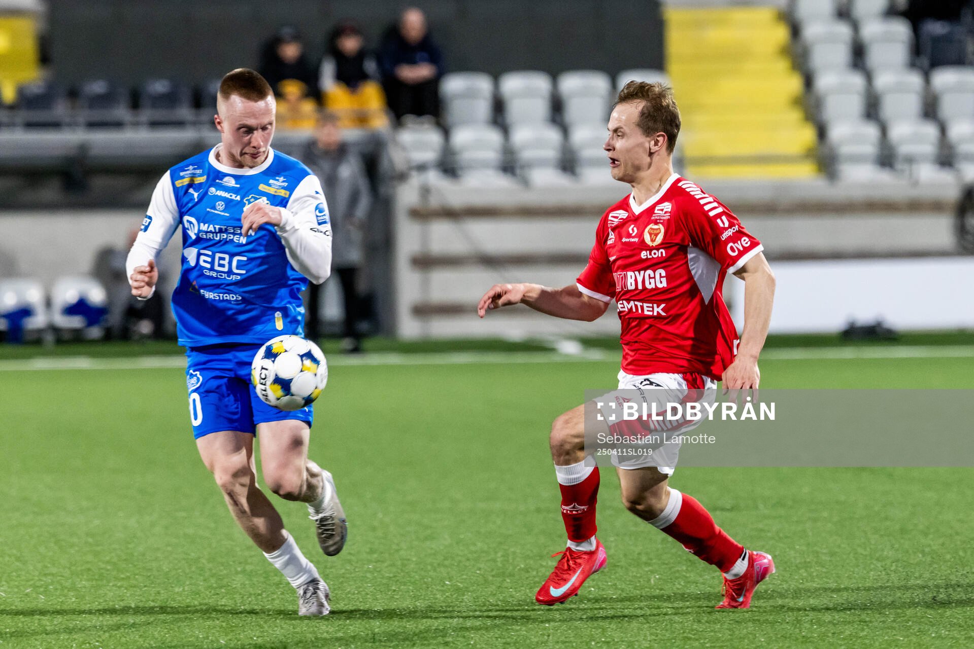 Oddevolds Adam Engelbrektsson och Kalmars Saku Ylätupa under fotbollsmatchen i Superettan mellan Oddevold och Kalmar den 11 april 2025 i Göteborg.