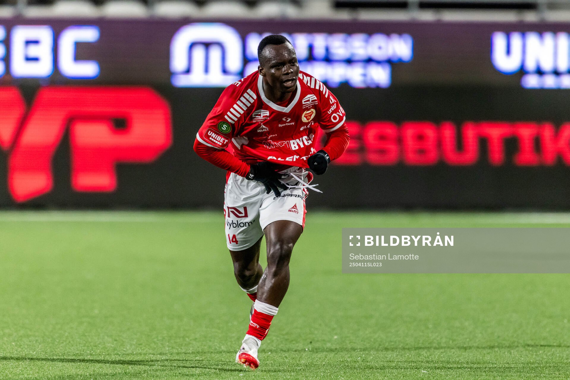 Kalmars Awaka Franck Aurelien Djoro har gjort 1-3 och jublar