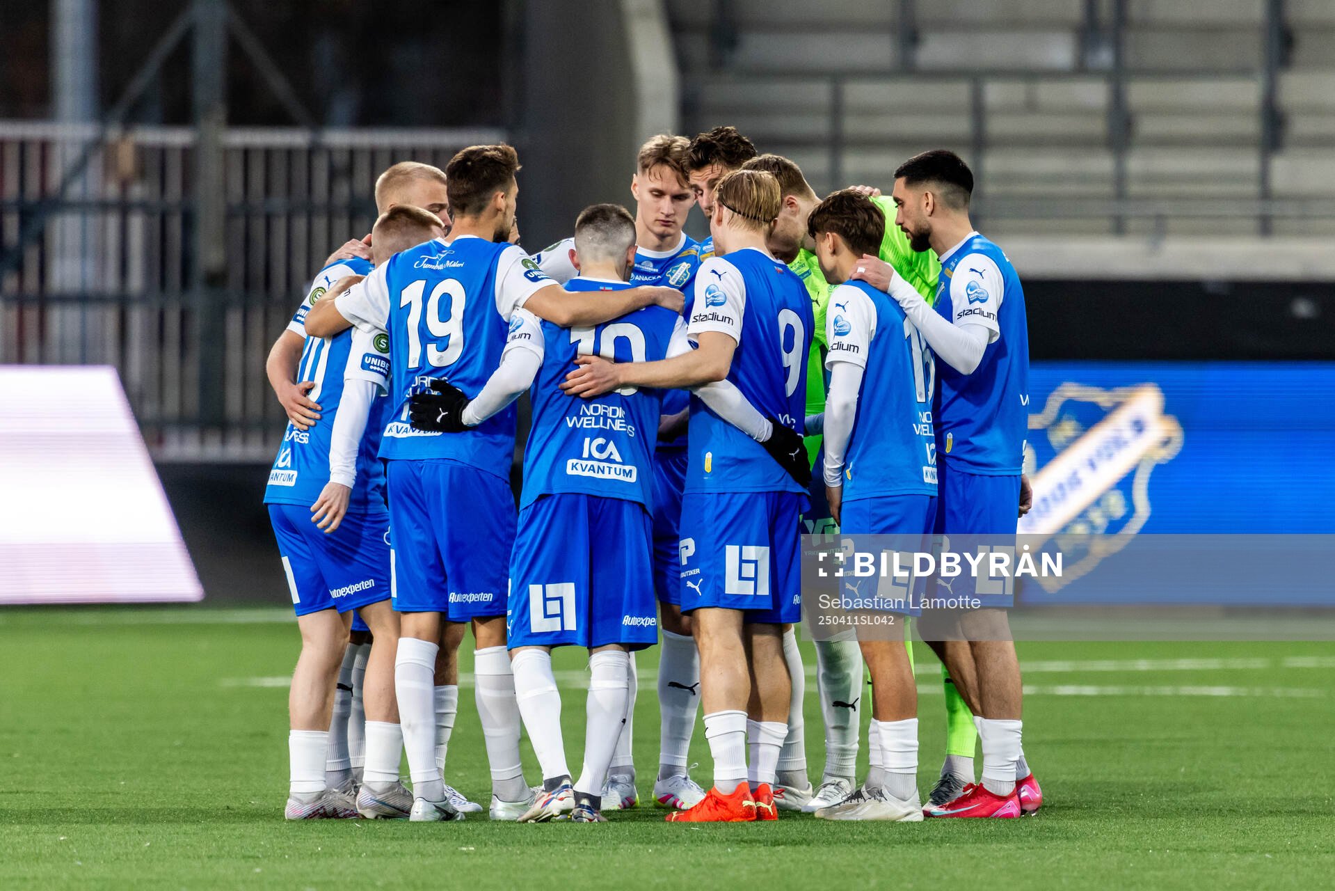 Oddevolds spelare  laddar inför fotbollsmatchen i Superettan mellan Oddevold och Kalmar den 11 april 2025 i Göteborg. 