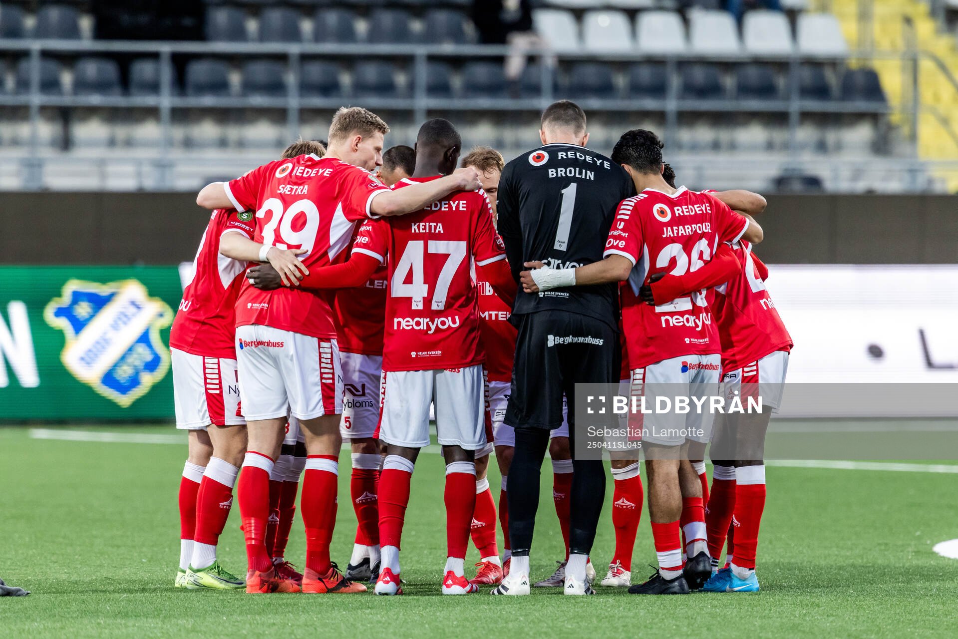 Kalmars spelare laddar inför fotbollsmatchen i Superettan mellan Oddevold och Kalmar den 11 april 2025 i Göteborg. 