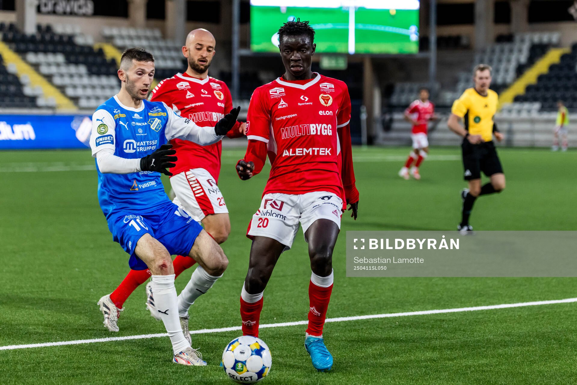 Oddevolds Liridon Kalludra och Kalmars Gibril Sosseh under fotbollsmatchen i Superettan mellan Oddevold och Kalmar den 11 april 2025 i Göteborg.