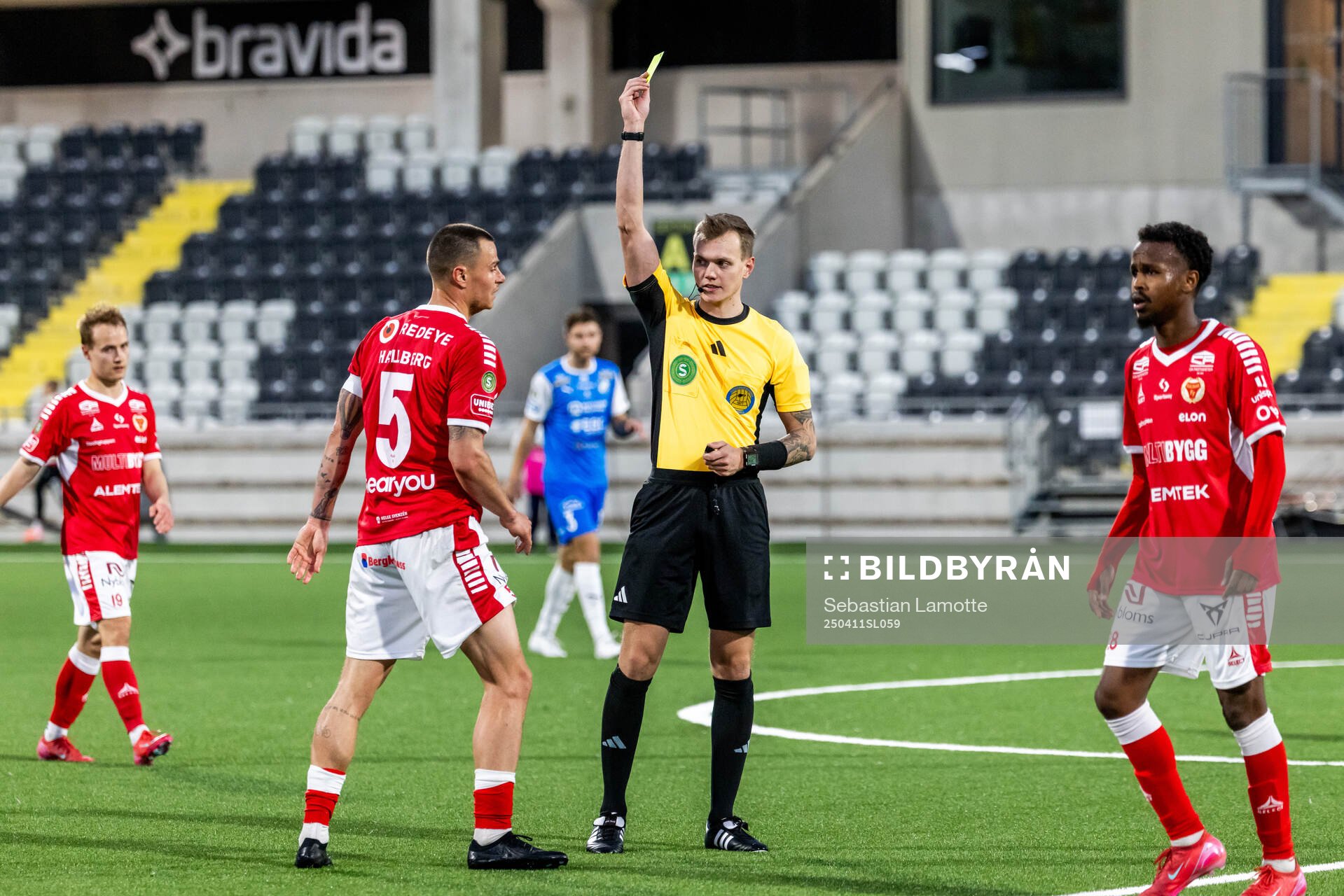 Domare Fredrik Alknäs ger Kalmars Melker Hallberg gult kort