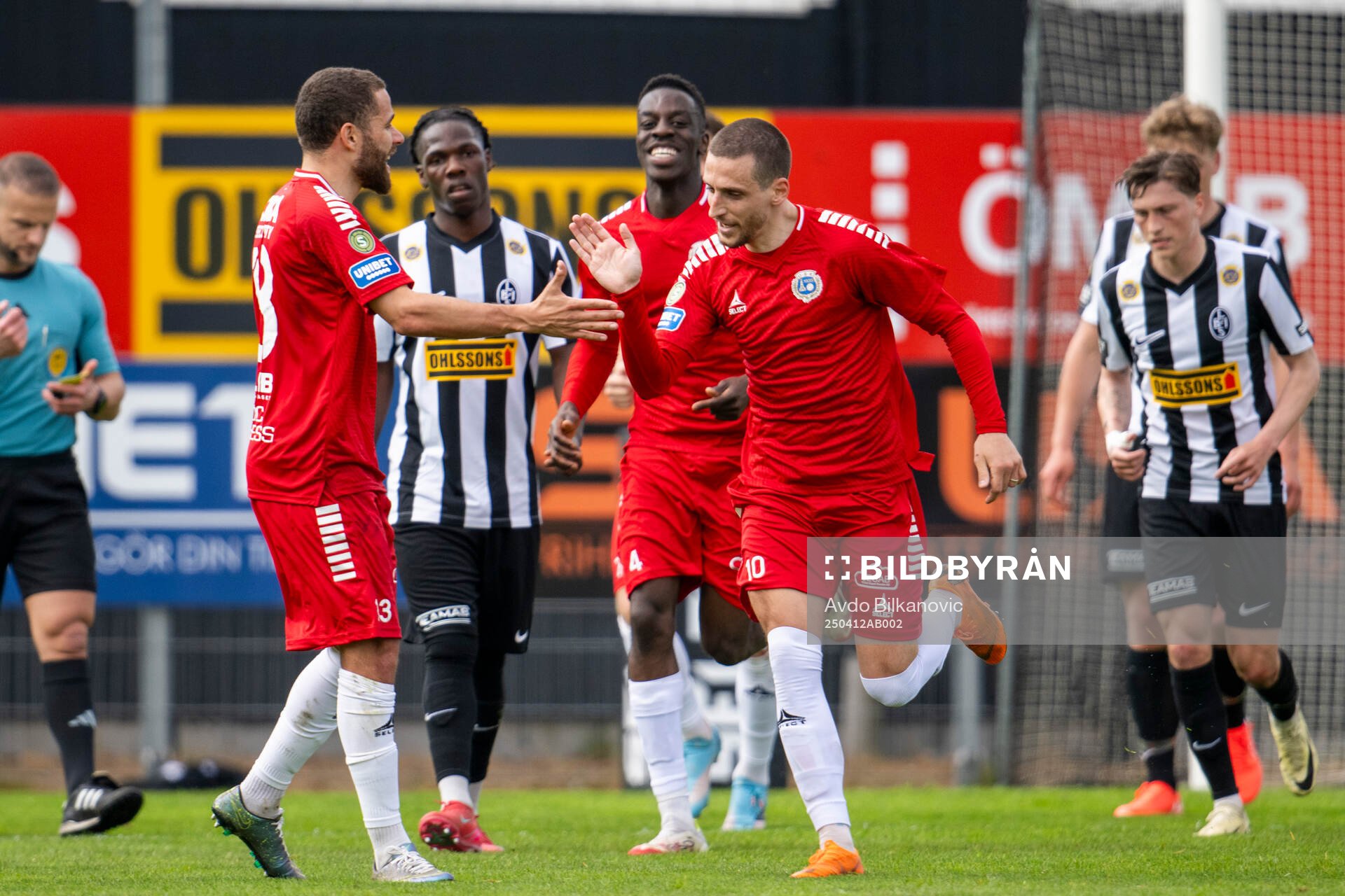 Utsiktens Arian Kabashi jublar under fotbollsmatchen i Superettan mellan Landskrona och Utsikten den 12 april 2025 i Landskrona. 