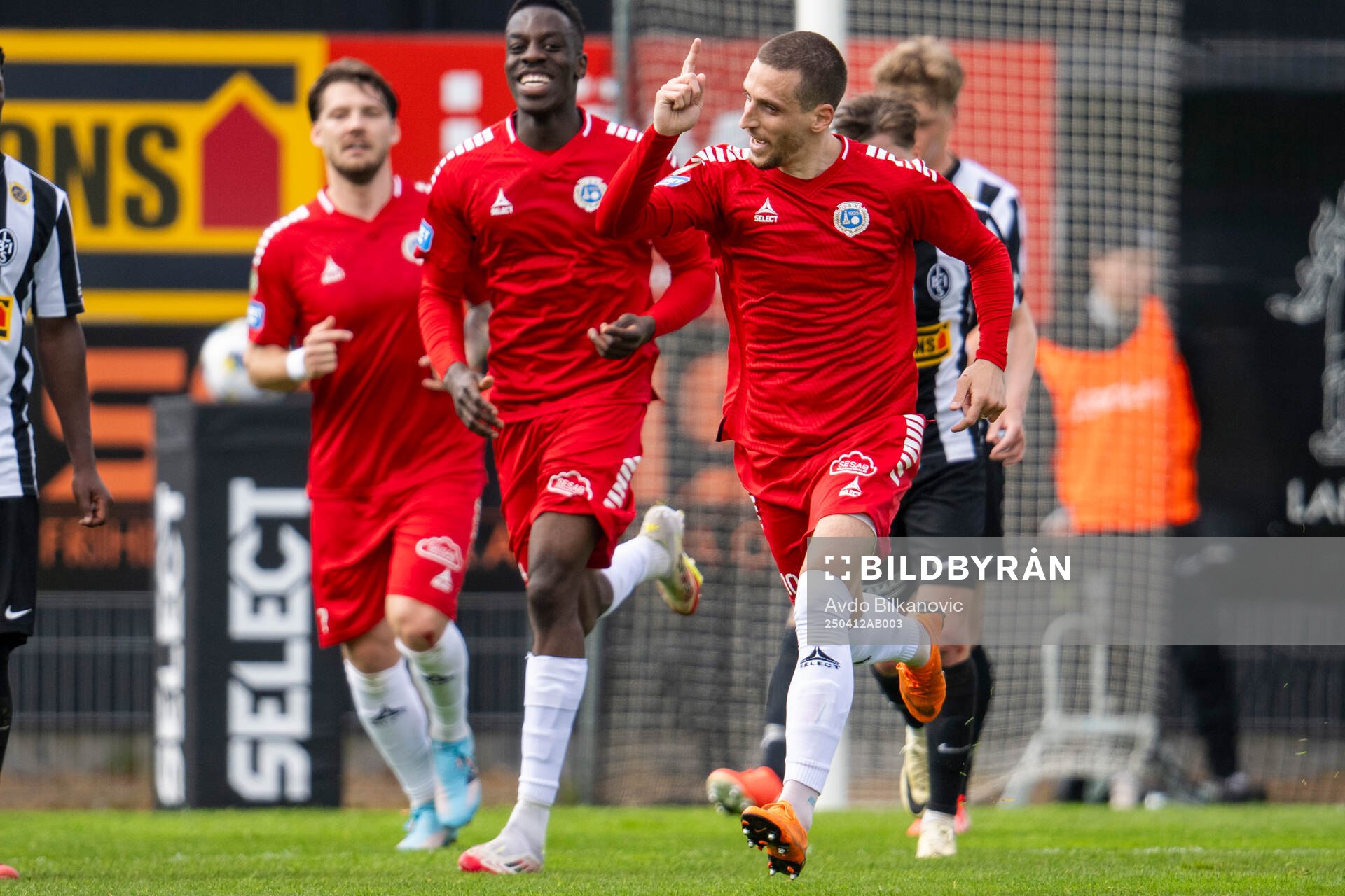 Utsiktens Arian Kabashi jublar under fotbollsmatchen i Superettan mellan Landskrona och Utsikten den 12 april 2025 i Landskrona. 