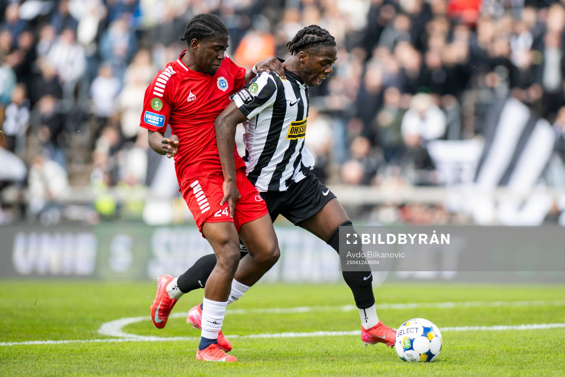 Landskronas Xavier Odhiambo mot Utsiktens Abundance Salaou under fotbollsmatchen i Superettan mellan Landskrona och Utsikten den 12 april 2025 i Landskrona.