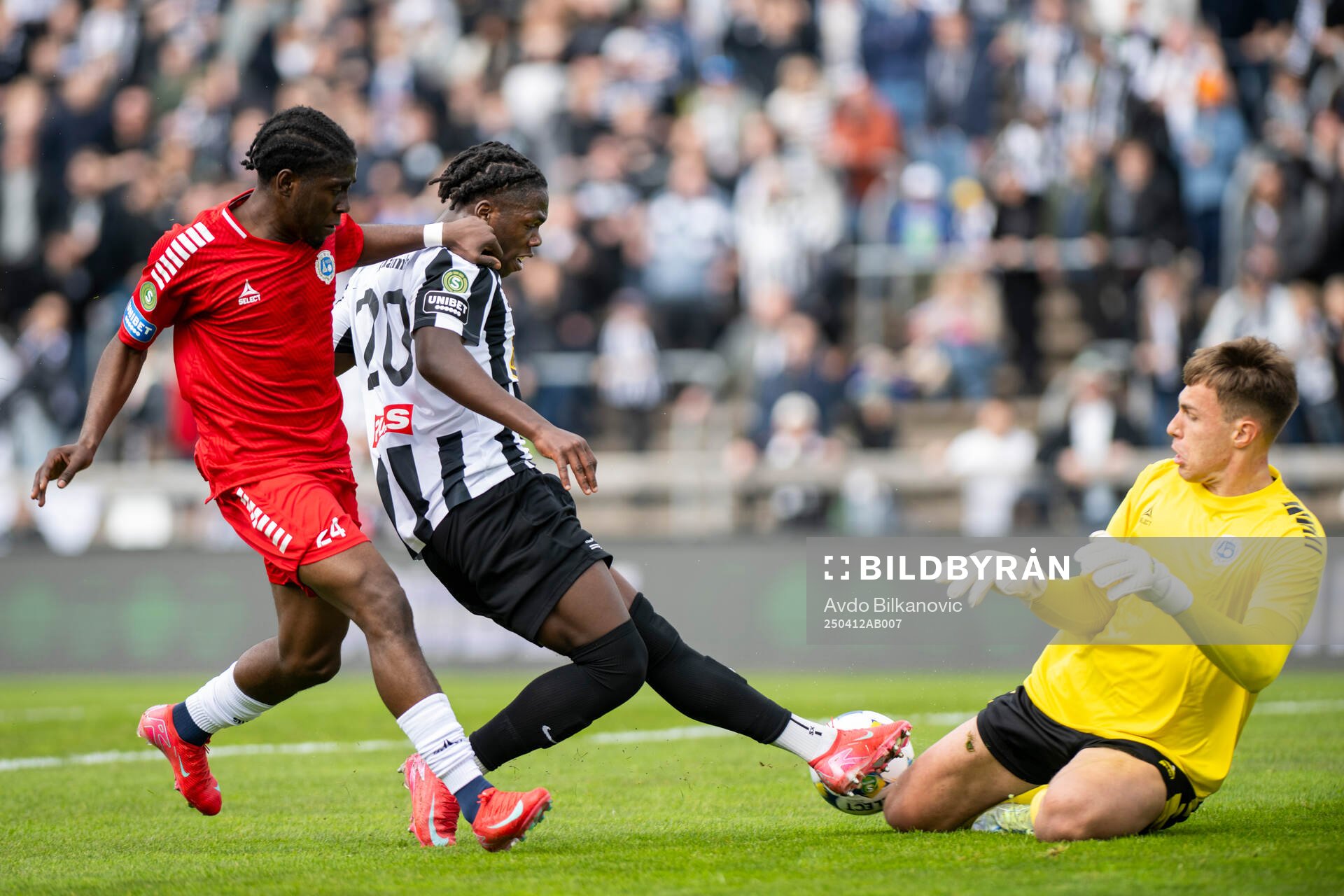 Landskronas Xavier Odhiambo mot Utsiktens Abundance Salaou och målvakt Jakub Ojrzynski under fotbollsmatchen i Superettan mellan Landskrona och Utsikten den 12 april 2025 i Landskrona.