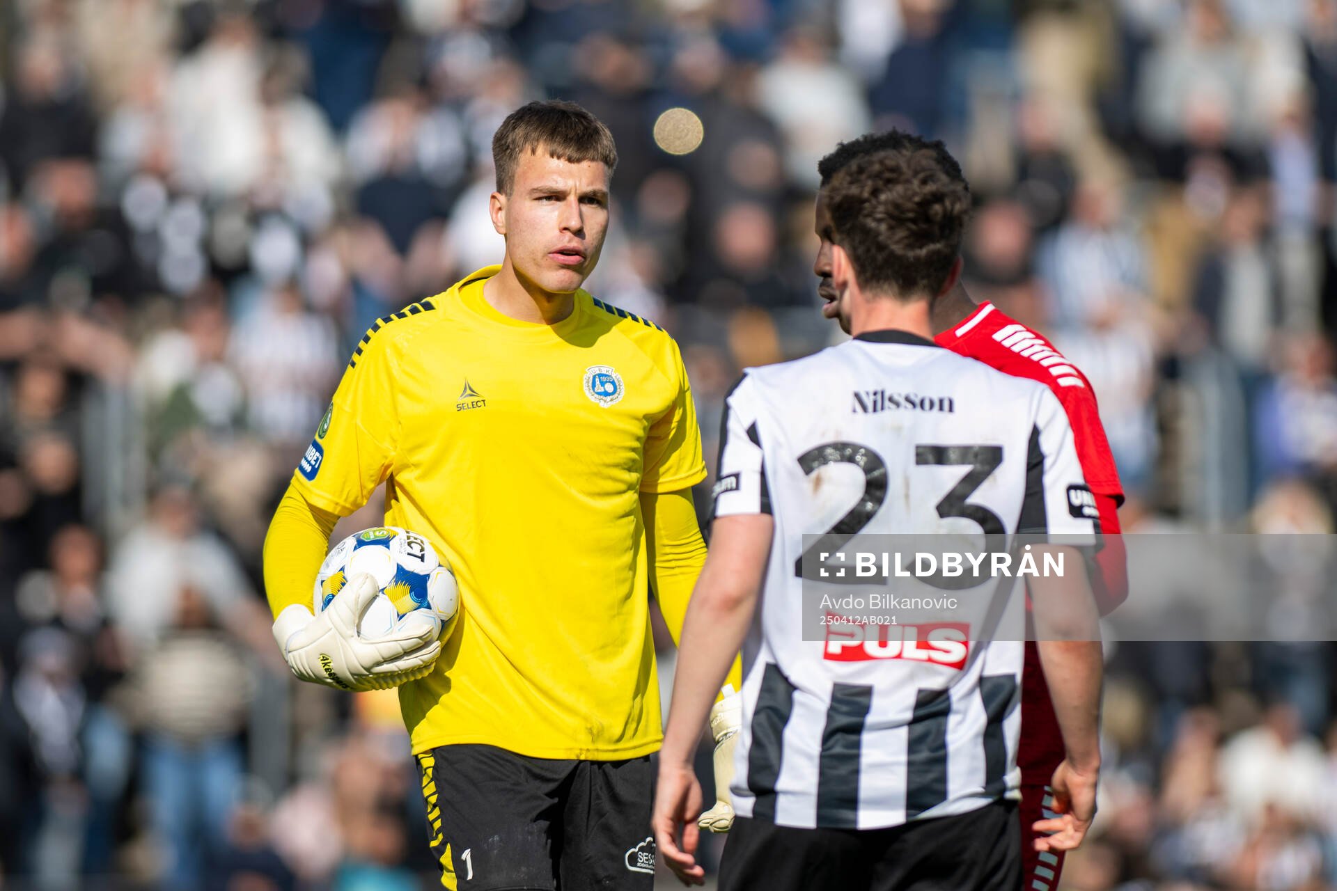 Utsiktens målvakt Jakub Ojrzynski i bråk med Landskronas Max Nilsson under fotbollsmatchen i Superettan mellan Landskrona och Utsikten den 12 april 2025 i Landskrona.