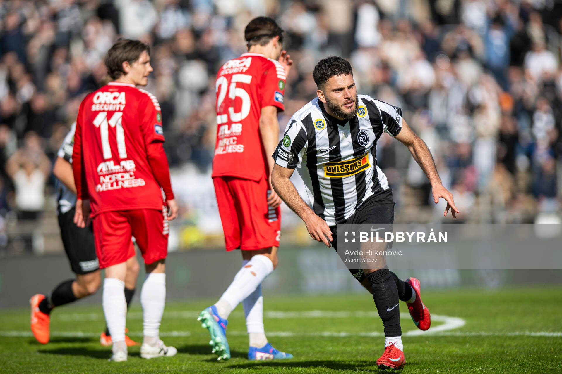 Landskronas Edi Sylisufaj jublar medan Utsiktens spelare