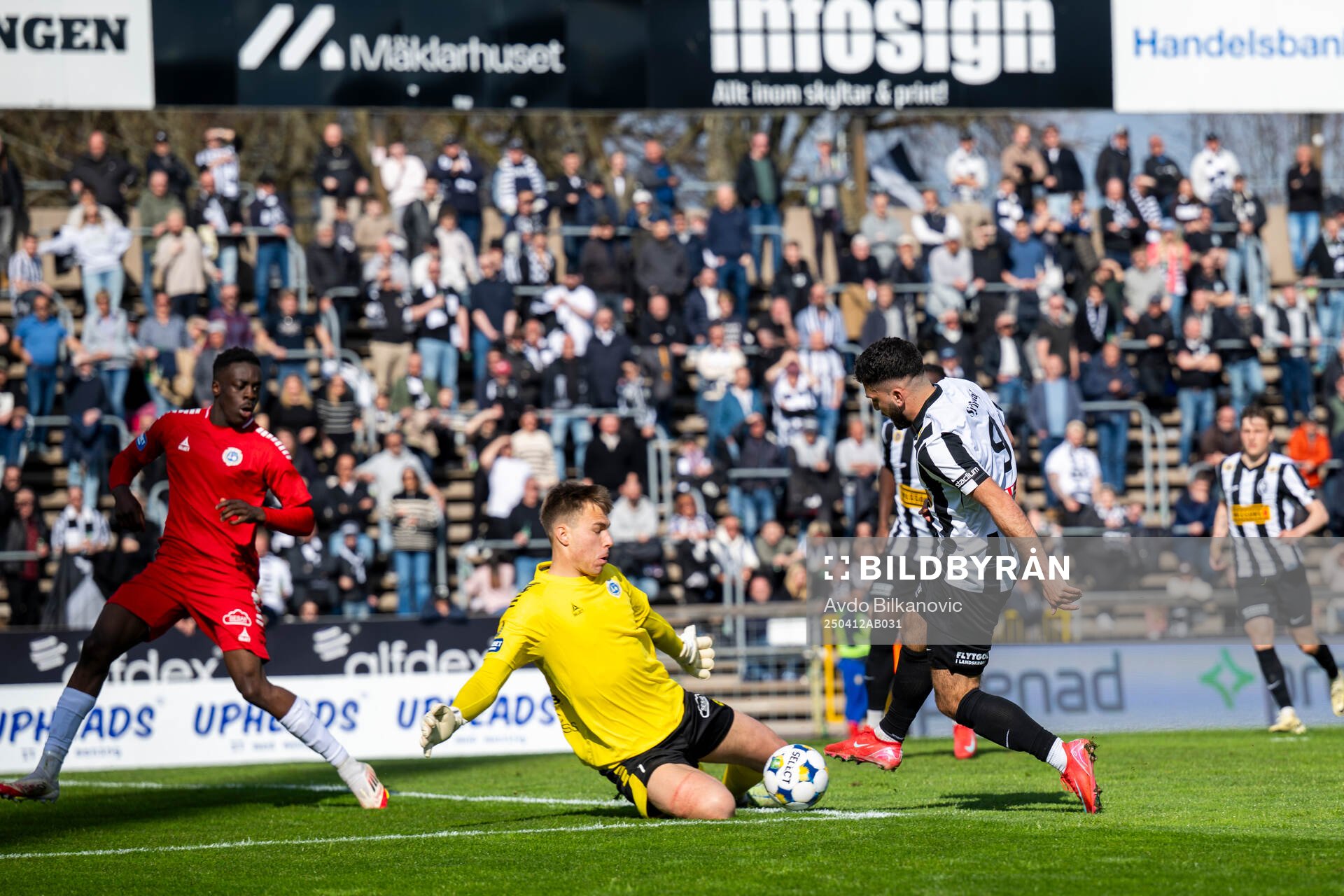 Landskronas Edi Sylisufaj mot Utsiktens målvakt Jakub