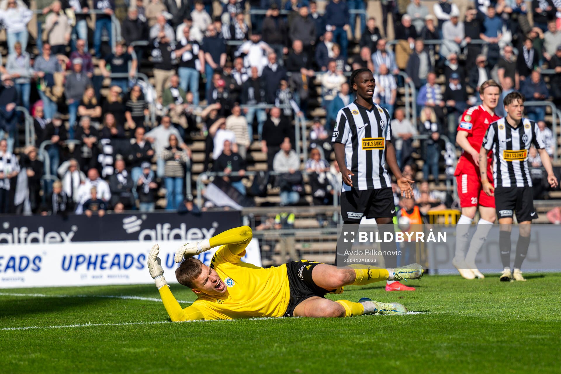 Utsiktens målvakt Jakub Ojrzynski agerar