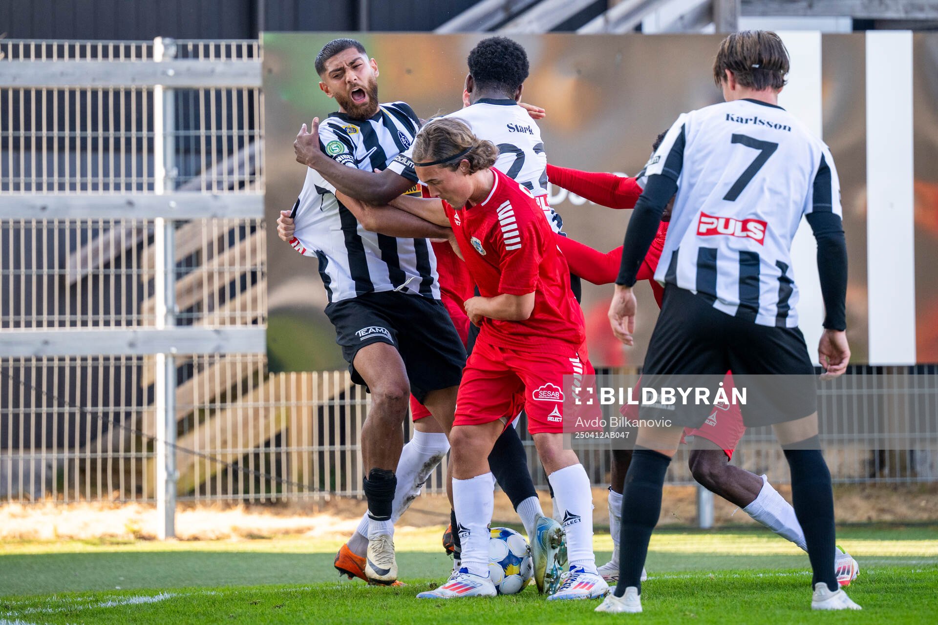 Landskronas Rassa Rahmani och Christian Stark mot Utsiktens spelare under fotbollsmatchen i Superettan mellan Landskrona och Utsikten den 12 april 2025 i Landskrona.