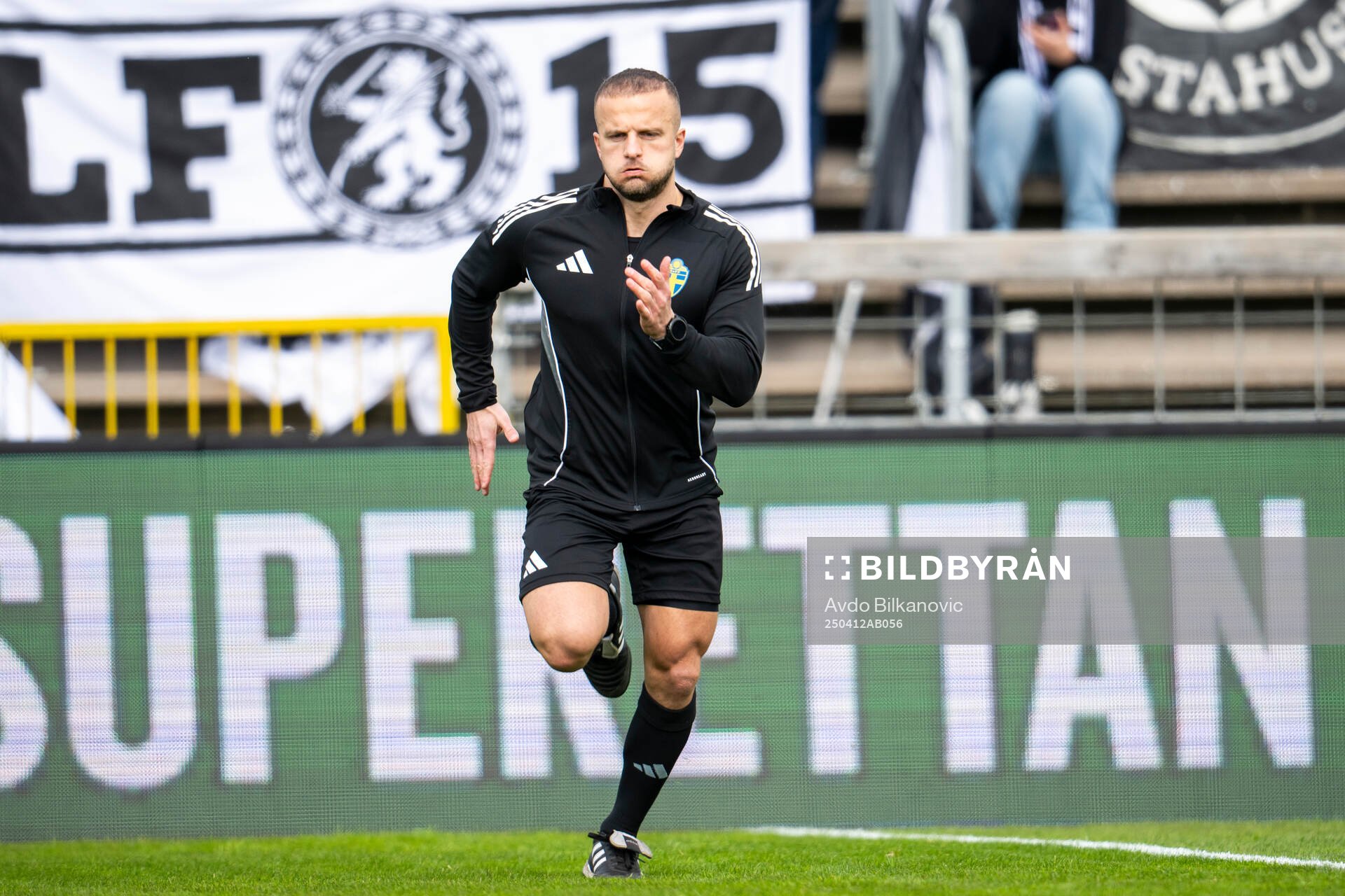 Domare Rinon Hasani värmer upp