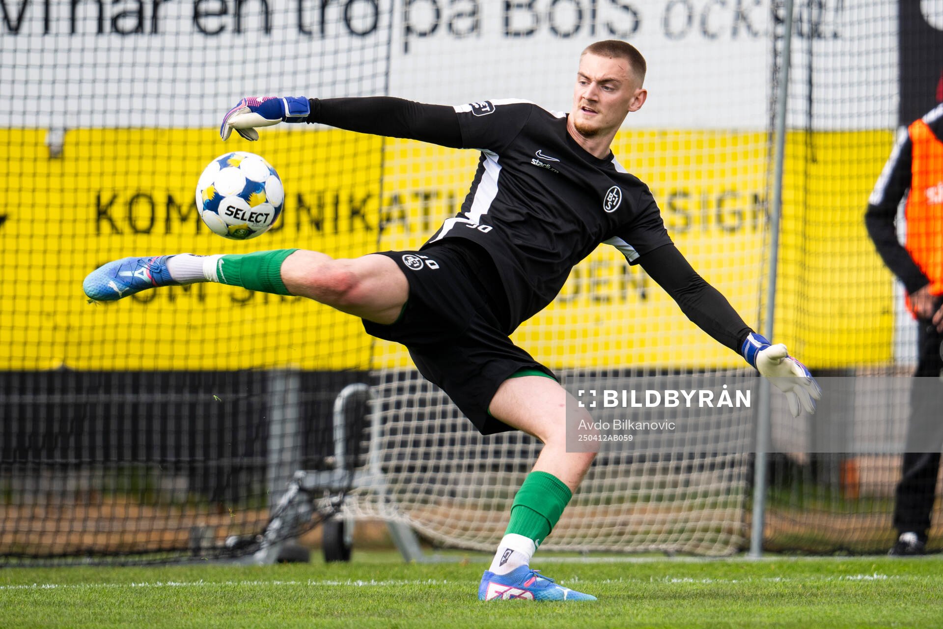 Landskronas målvakt Marcus Pettersson under fotbollsmatchen i Superettan mellan Landskrona och Utsikten den 12 april 2025 i Landskrona.